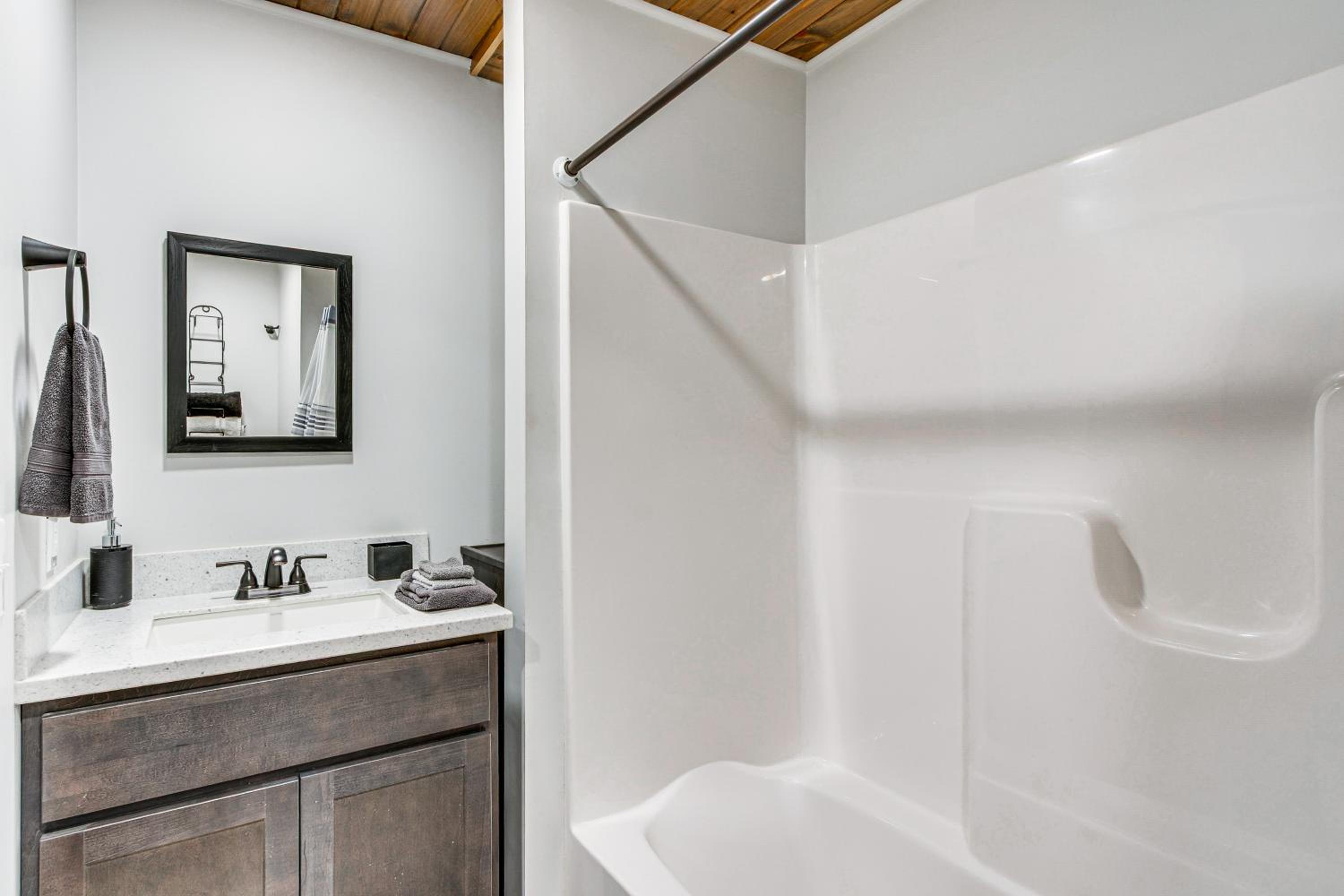 Chène Cottage Near Burr Oak Lake and Trailheads!
