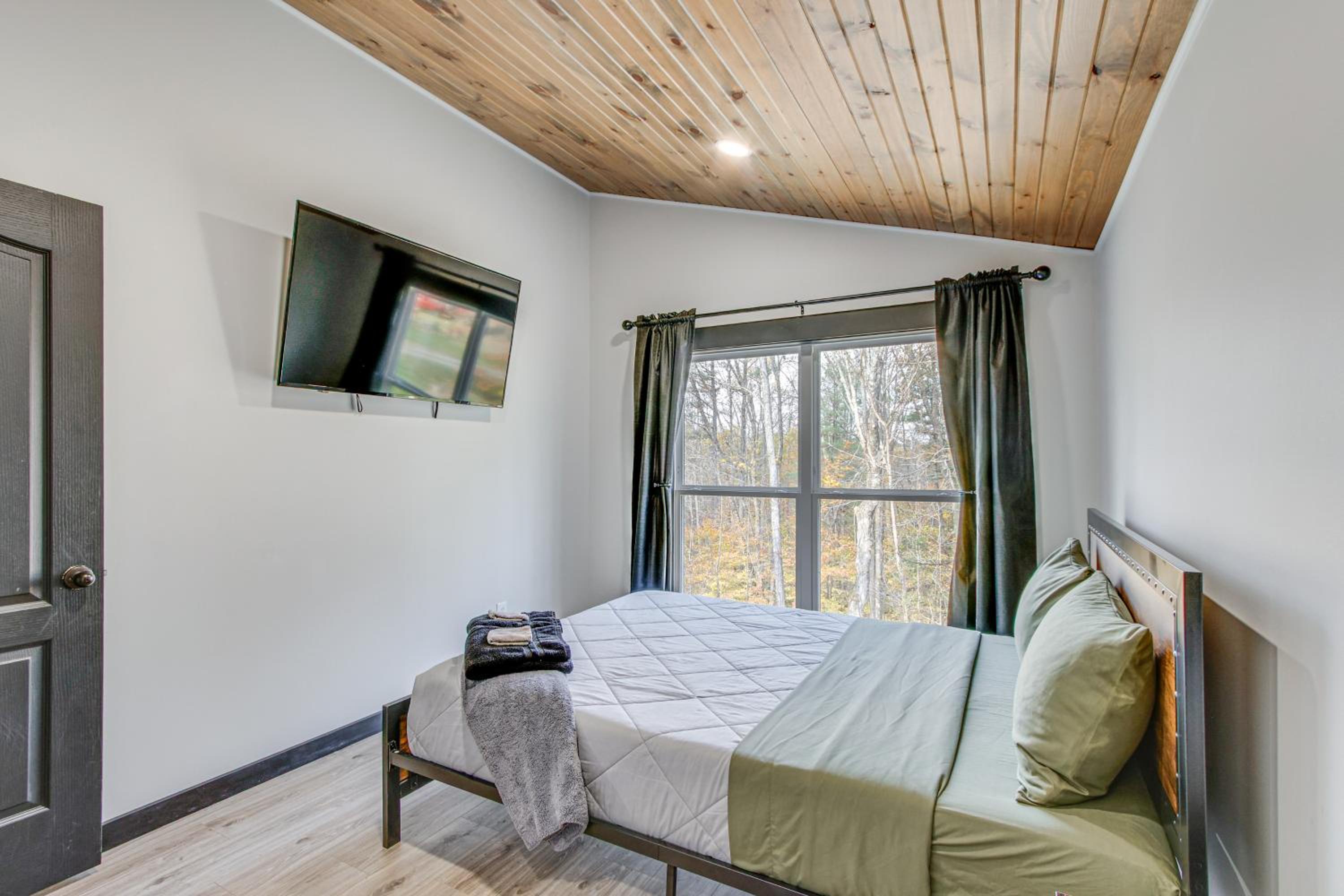 Chène Cottage Near Burr Oak Lake and Trailheads!