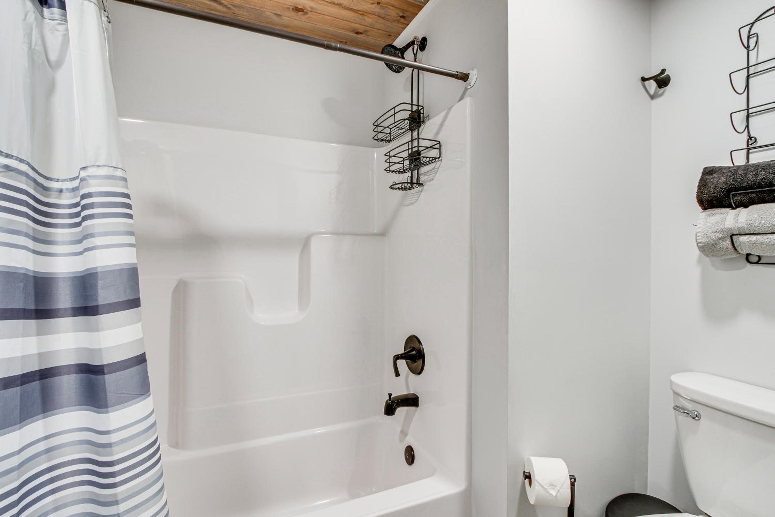 Chène Cottage Near Burr Oak Lake and Trailheads!