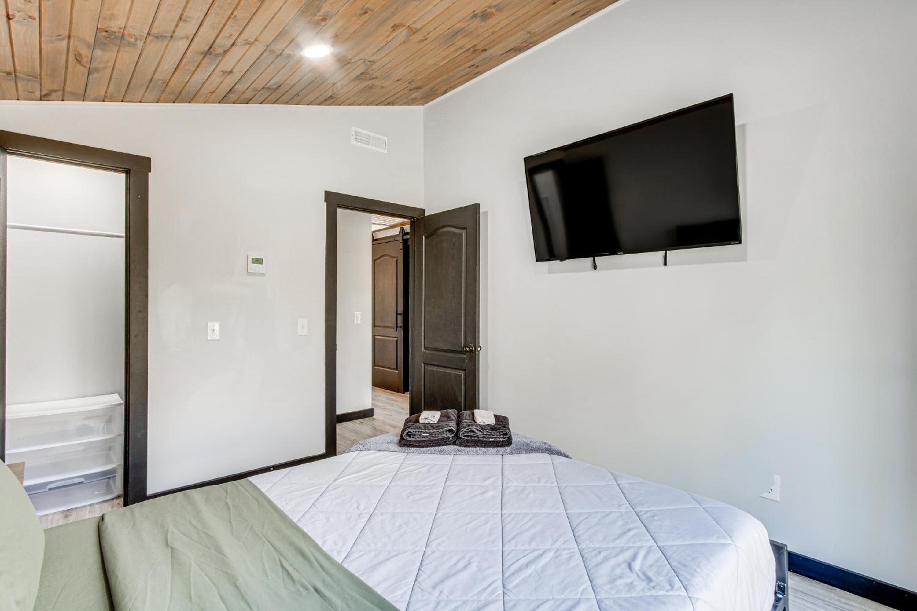 Chène Cottage Near Burr Oak Lake and Trailheads!