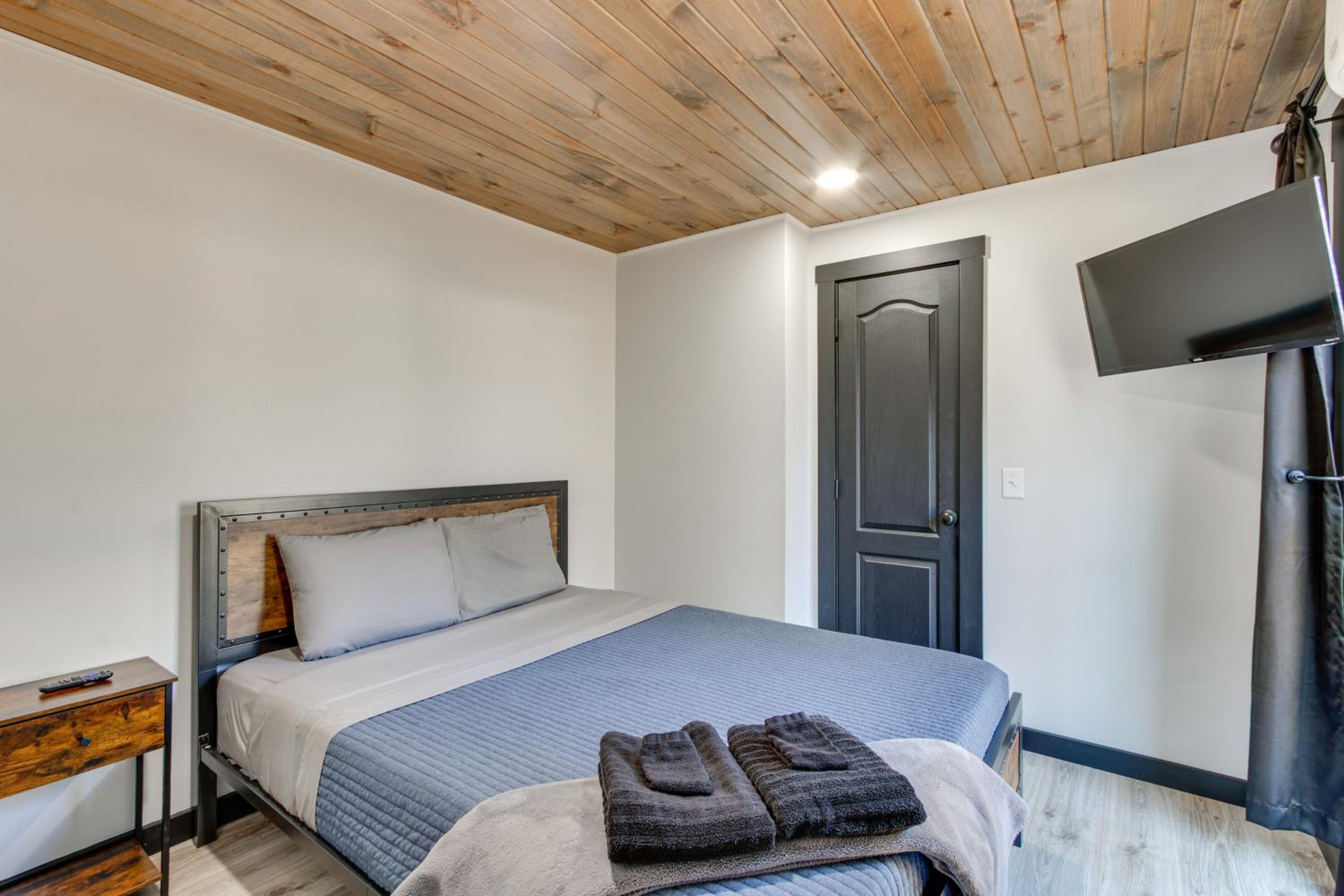 Chène Cottage Near Burr Oak Lake and Trailheads!