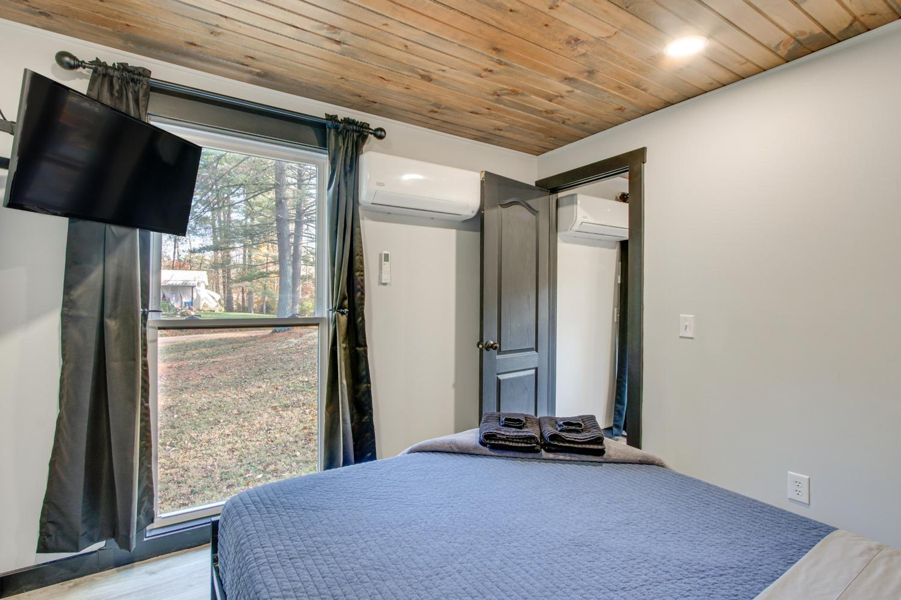 Chène Cottage Near Burr Oak Lake and Trailheads!