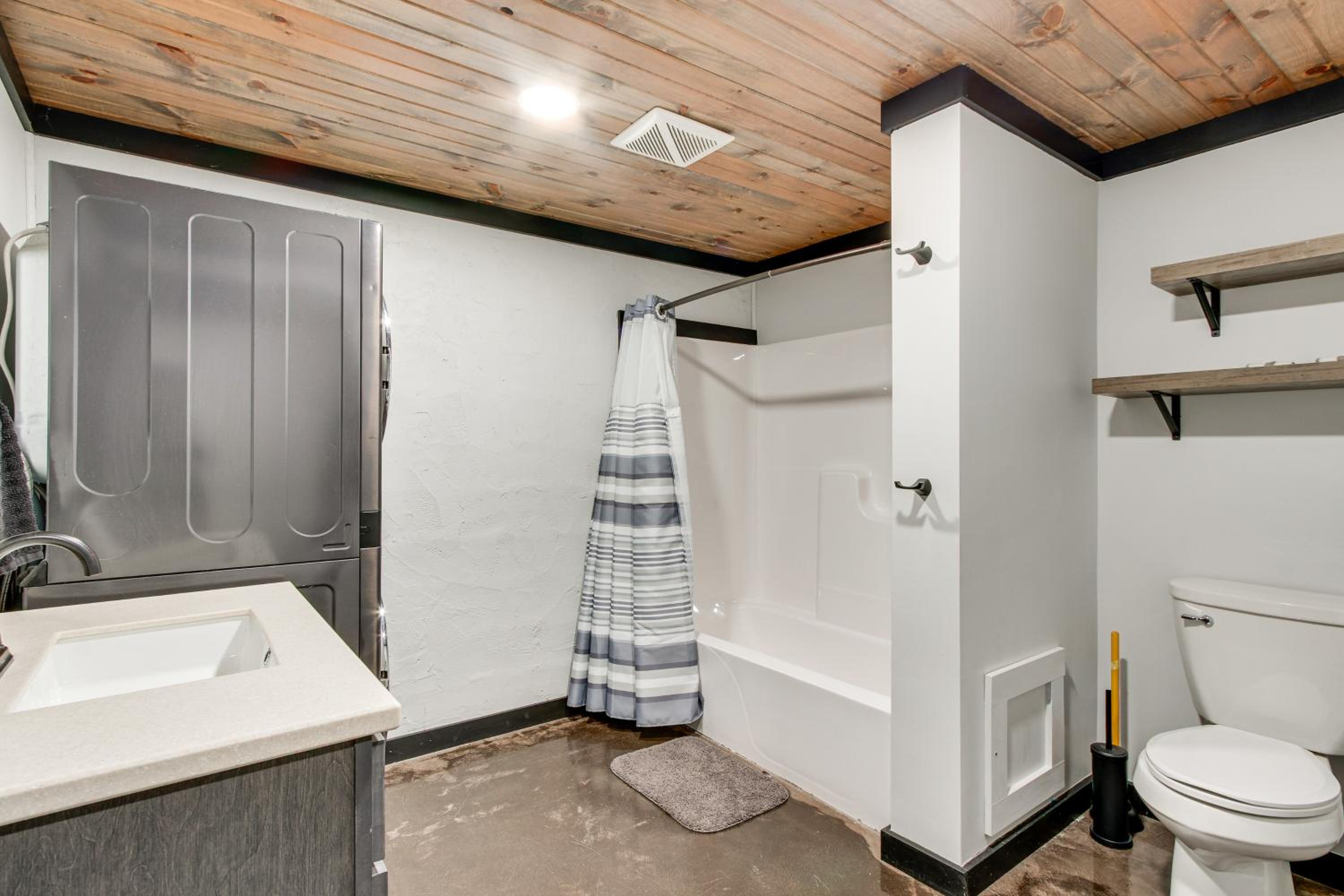 Chène Cottage Near Burr Oak Lake and Trailheads!