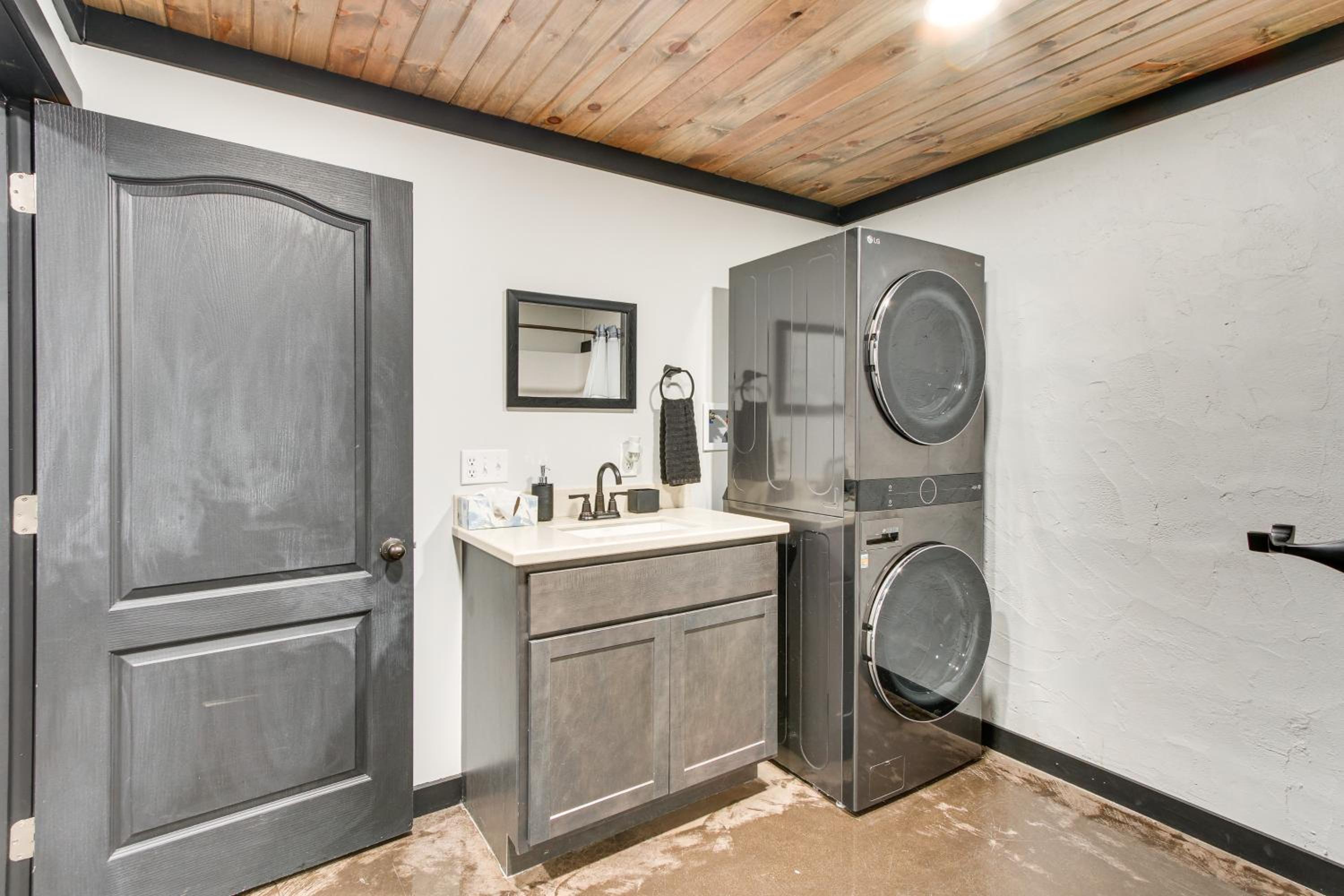 Chène Cottage Near Burr Oak Lake and Trailheads!