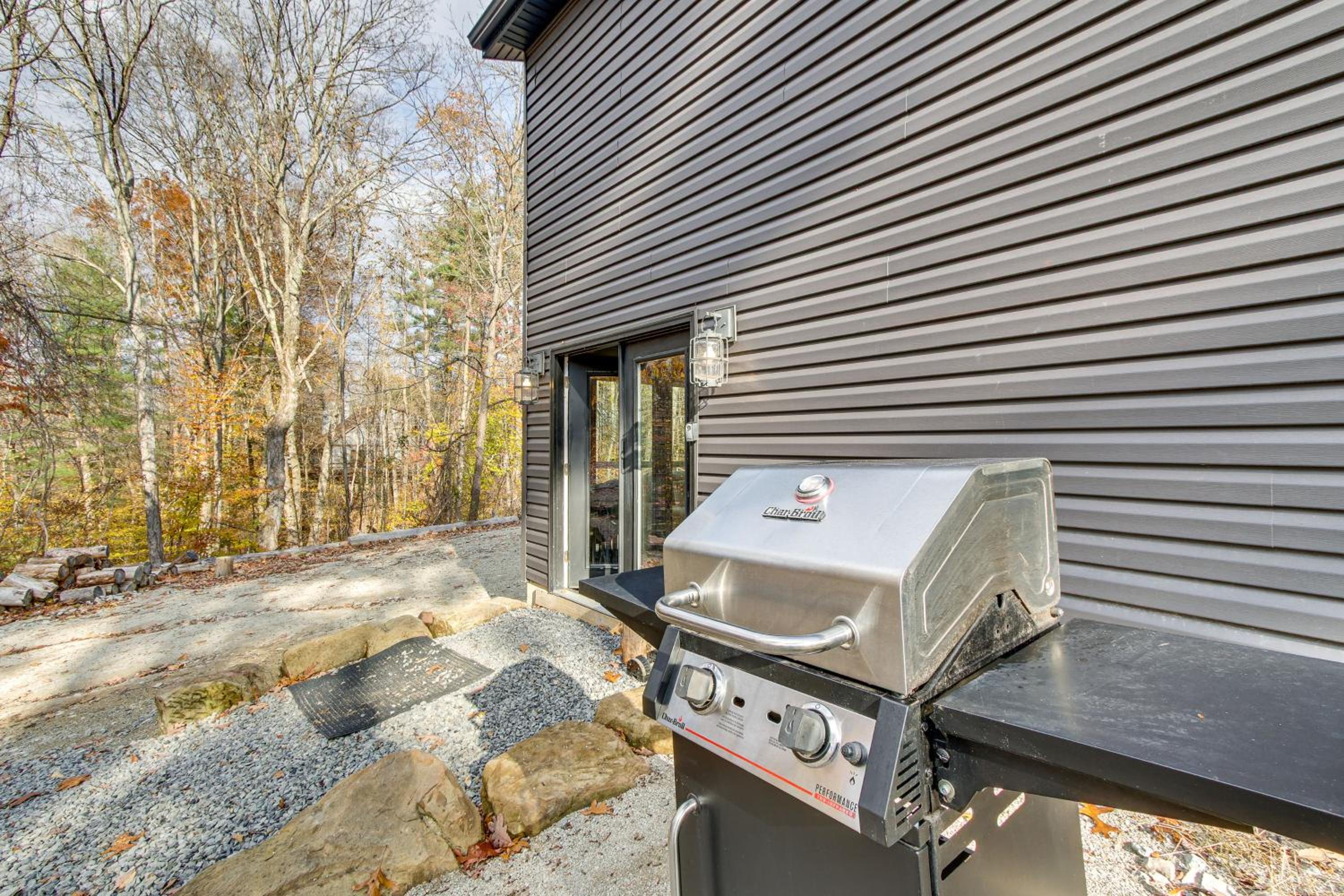 Chène Cottage Near Burr Oak Lake and Trailheads!