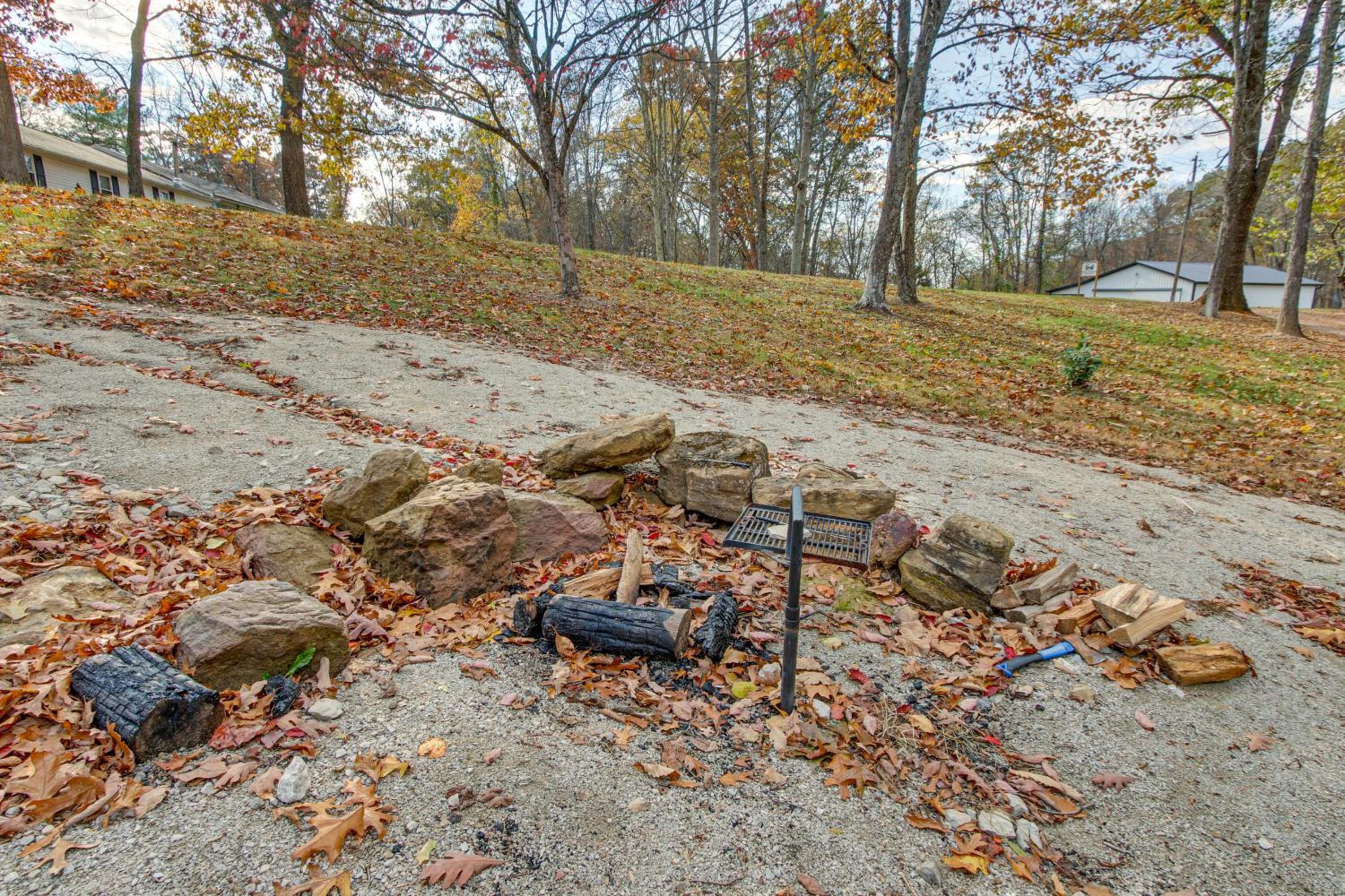 Chène Cottage Near Burr Oak Lake and Trailheads!