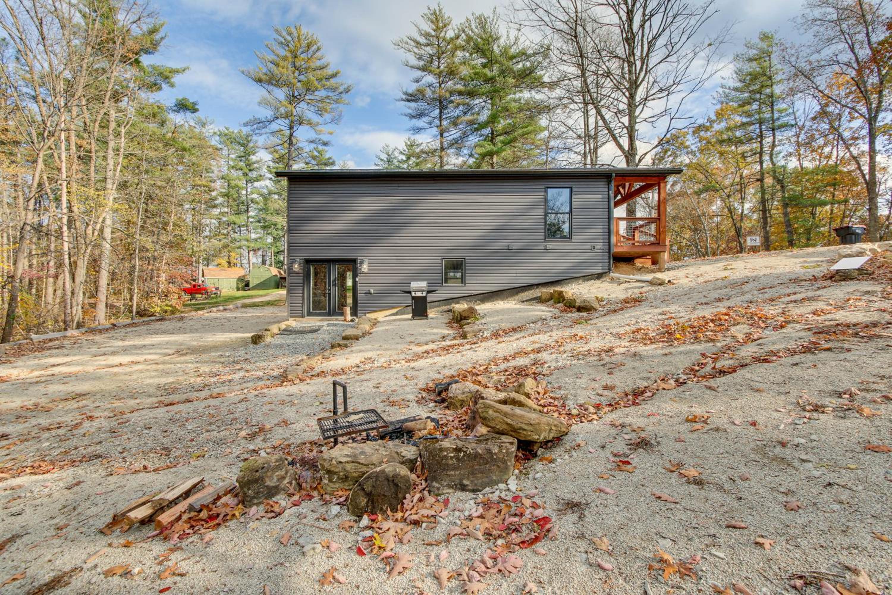 Chène Cottage Near Burr Oak Lake and Trailheads!