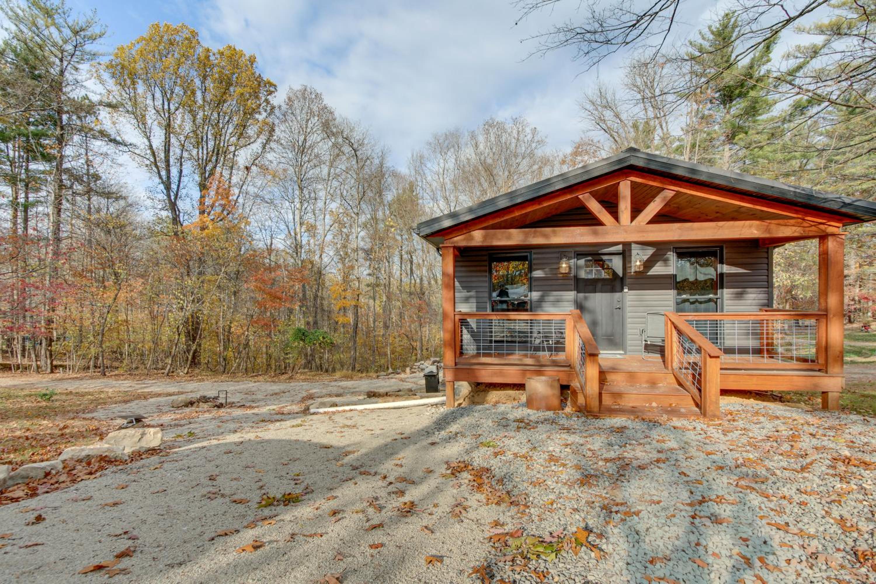 Chène Cottage Near Burr Oak Lake and Trailheads!