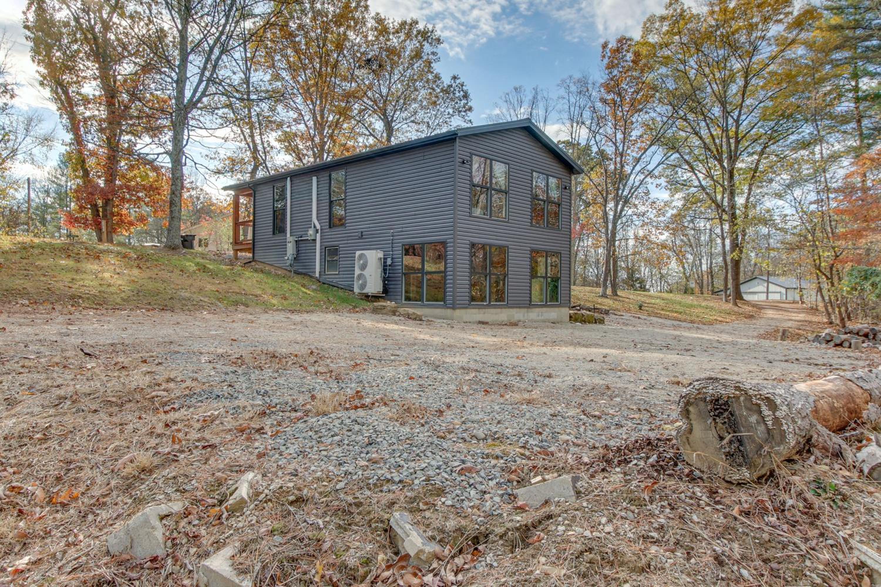 Chène Cottage Near Burr Oak Lake and Trailheads!