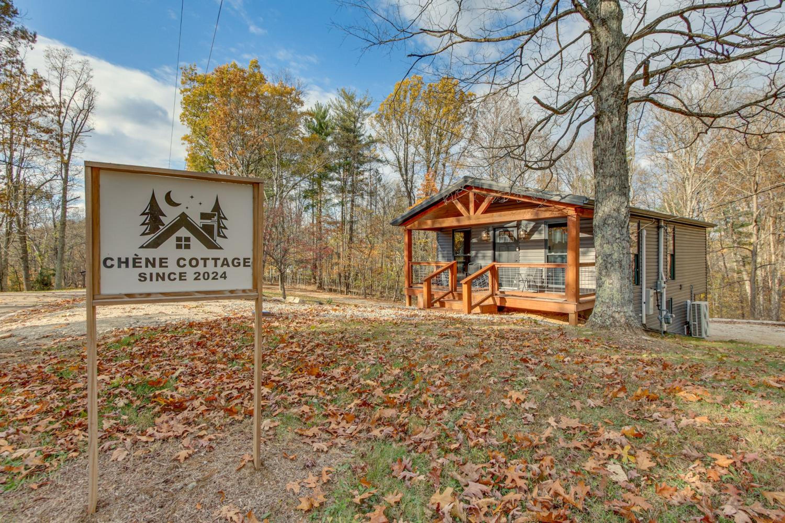 Chène Cottage Near Burr Oak Lake and Trailheads!