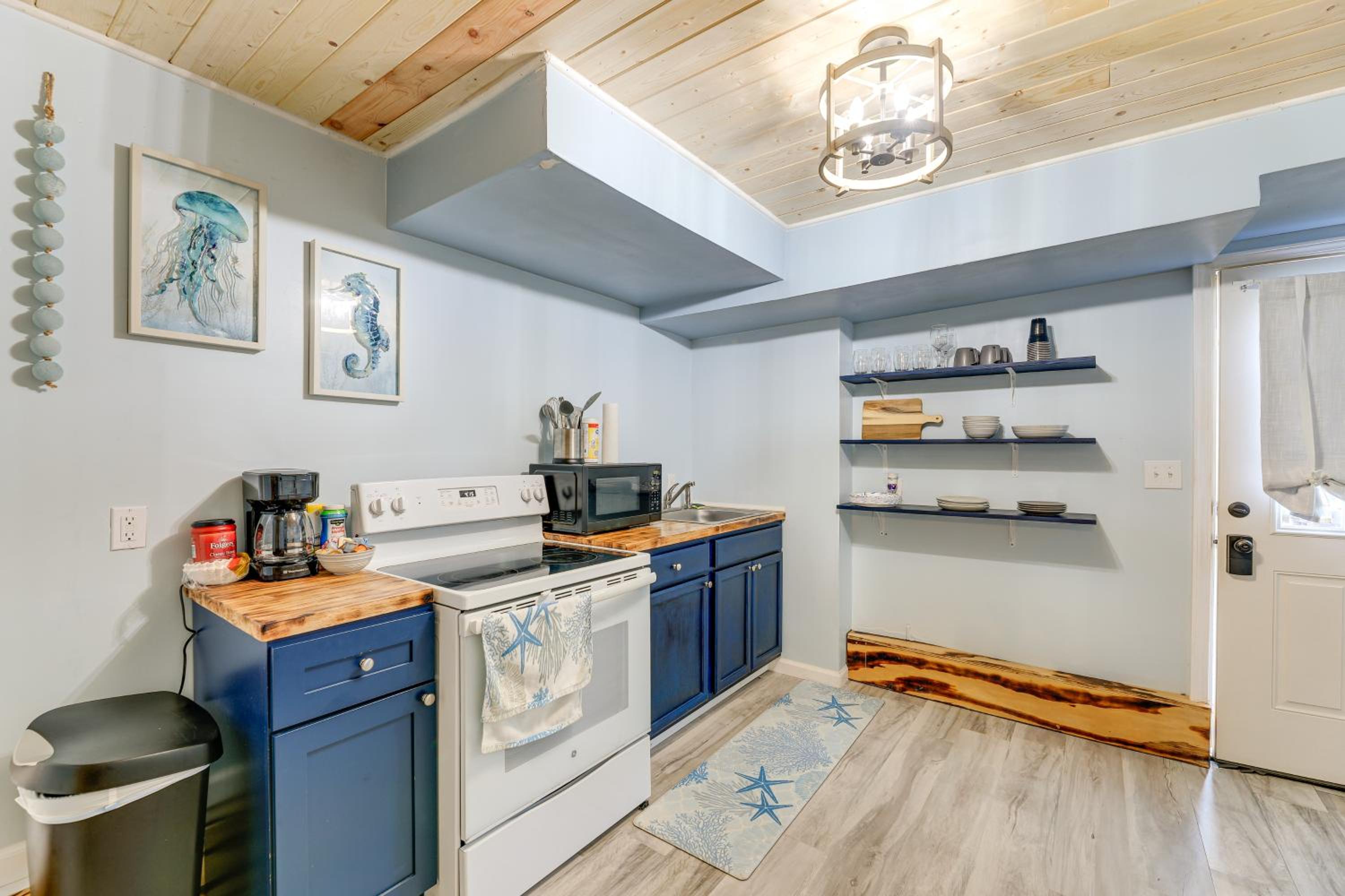 12 Mi to Beach! Cozy Cove with Patio in Newport