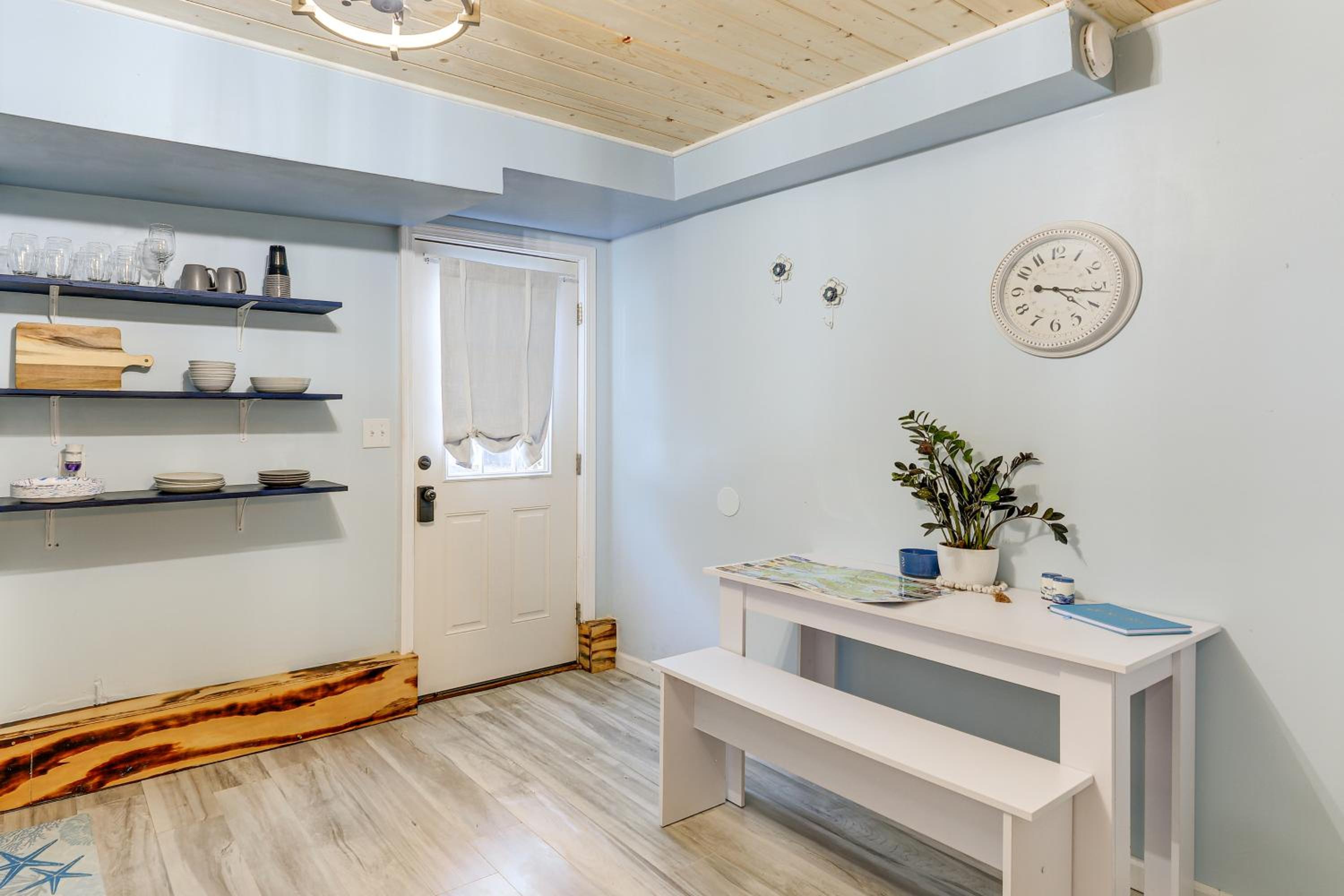 12 Mi to Beach! Cozy Cove with Patio in Newport