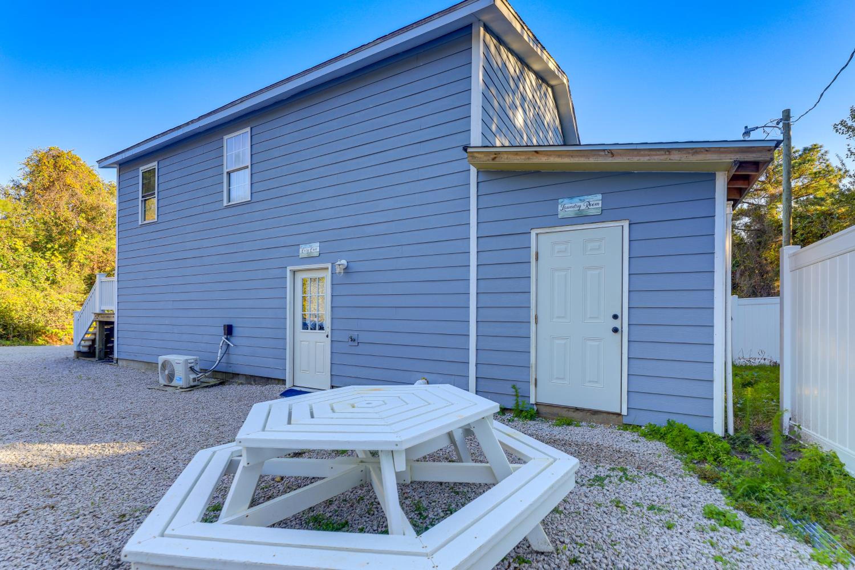 12 Mi to Beach! Cozy Cove with Patio in Newport