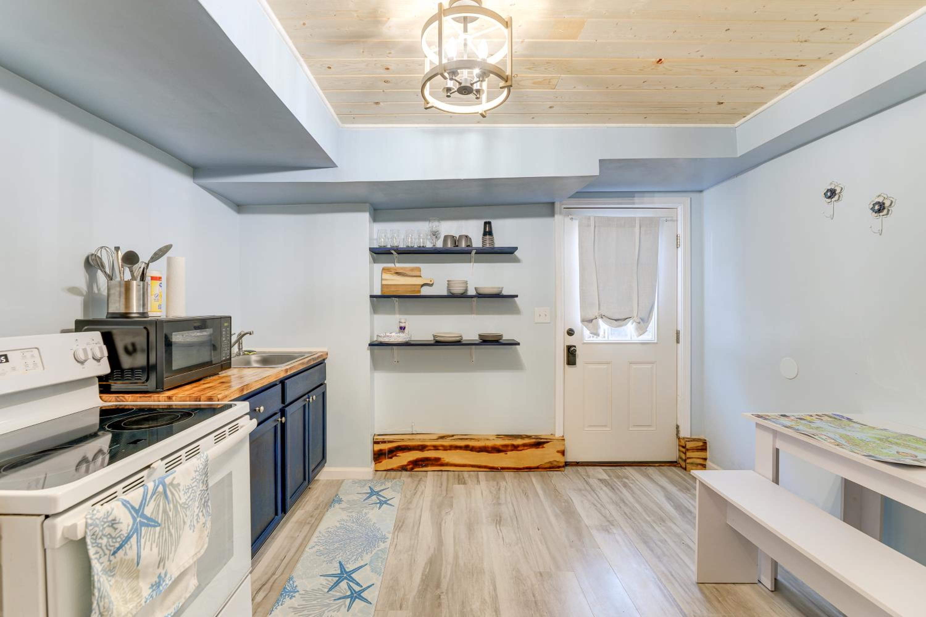 12 Mi to Beach! Cozy Cove with Patio in Newport