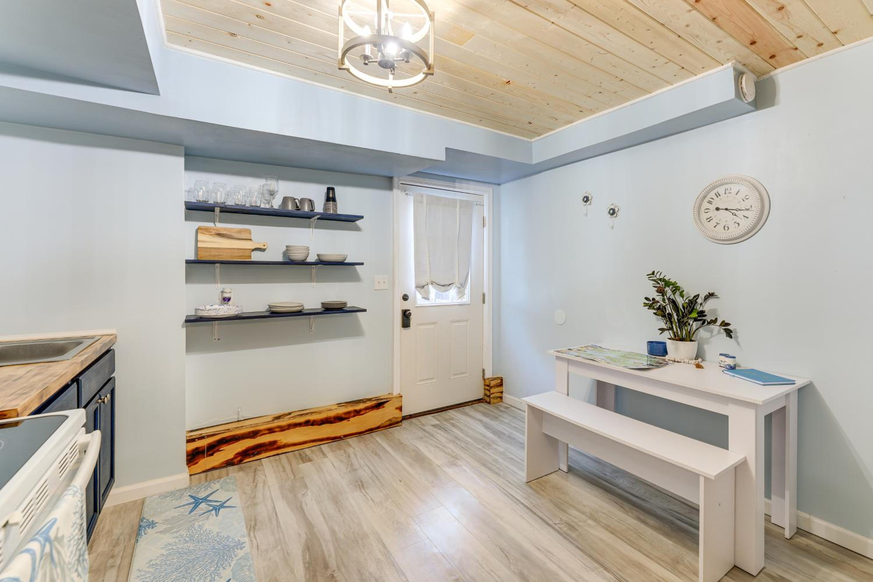12 Mi to Beach! Cozy Cove with Patio in Newport