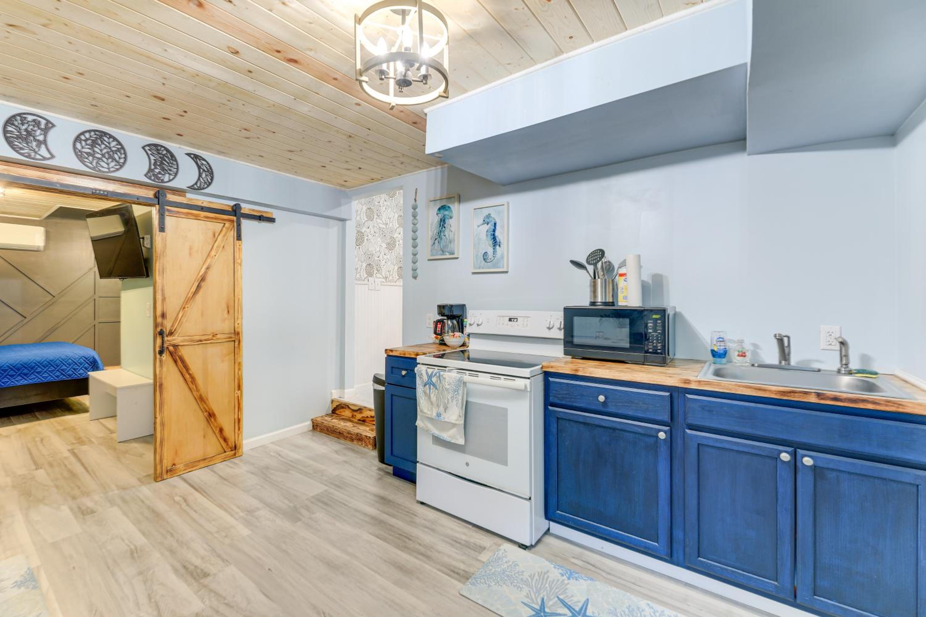 12 Mi to Beach! Cozy Cove with Patio in Newport