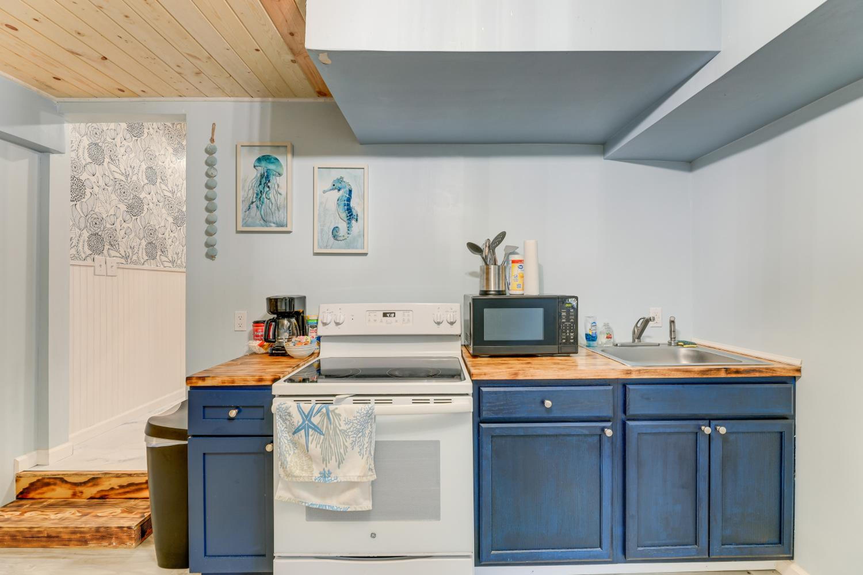 12 Mi to Beach! Cozy Cove with Patio in Newport