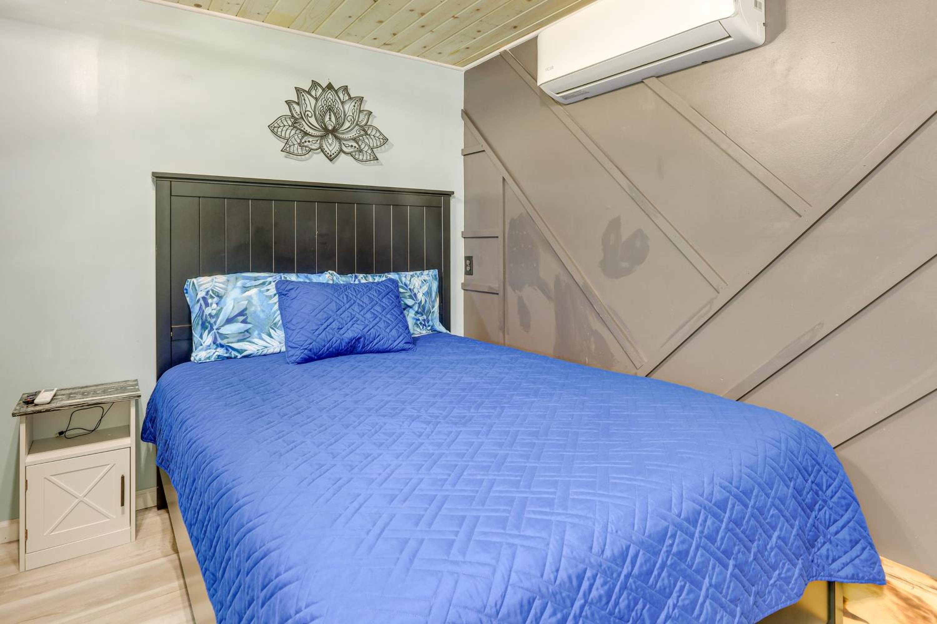 12 Mi to Beach! Cozy Cove with Patio in Newport