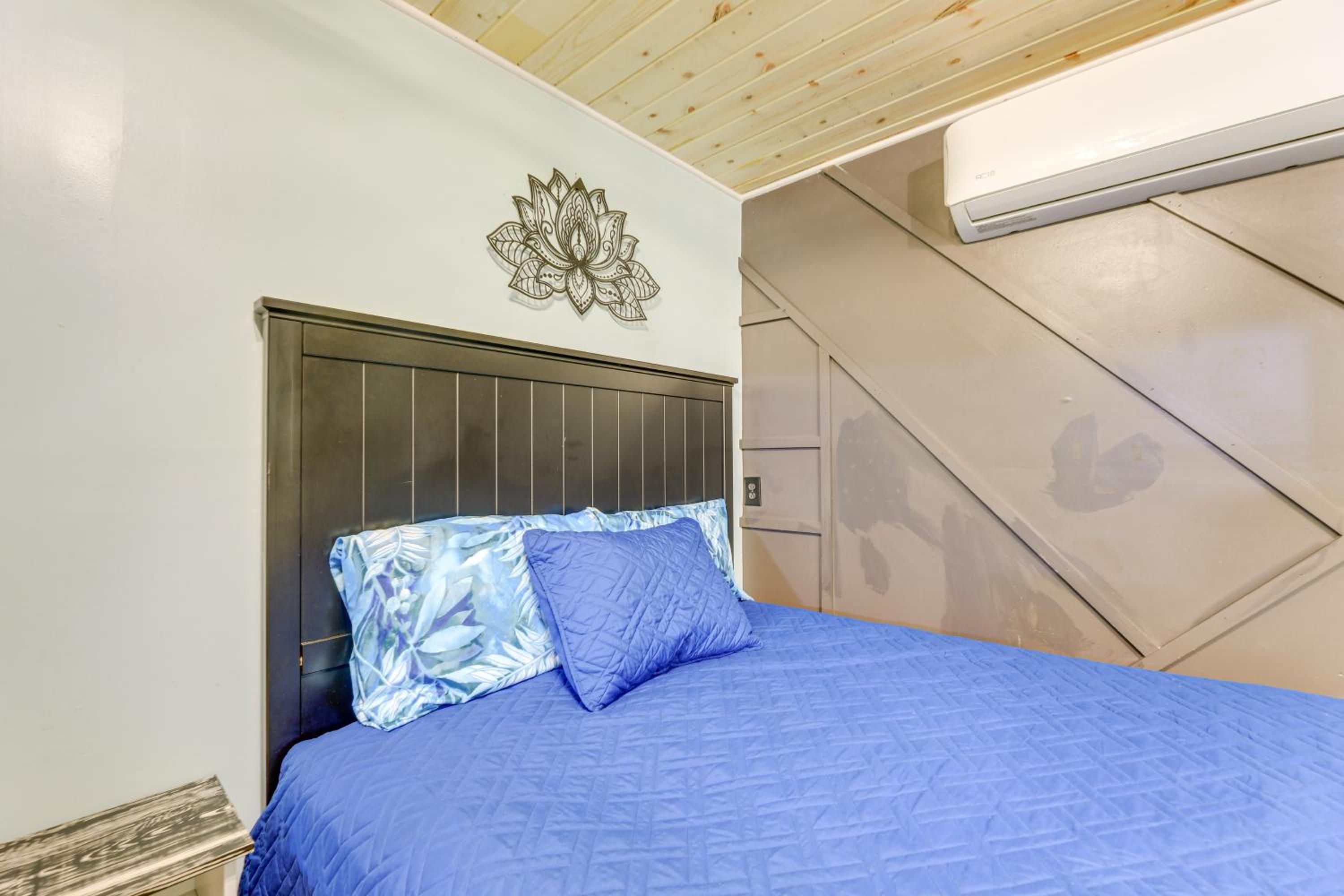 12 Mi to Beach! Cozy Cove with Patio in Newport