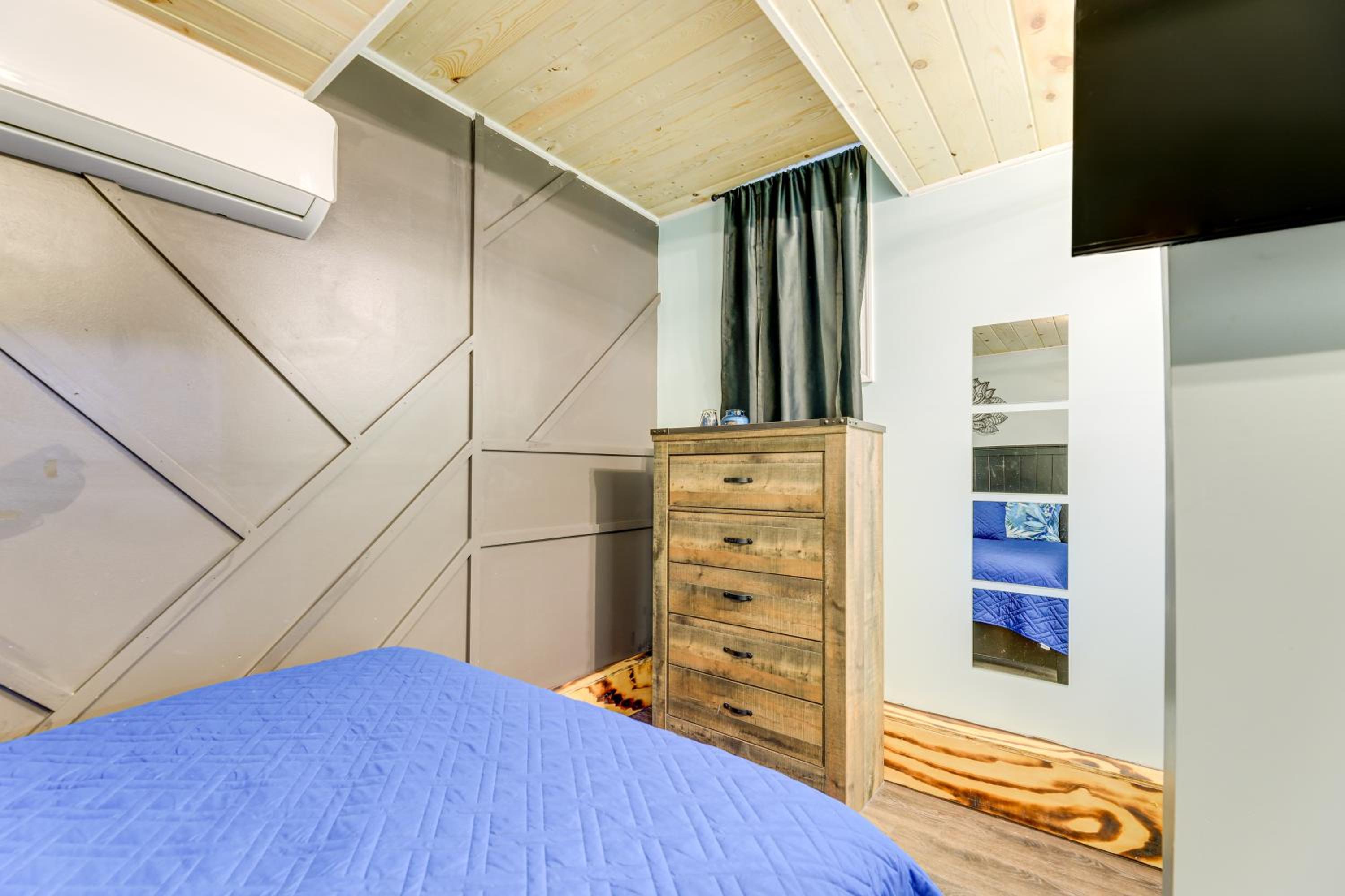 12 Mi to Beach! Cozy Cove with Patio in Newport