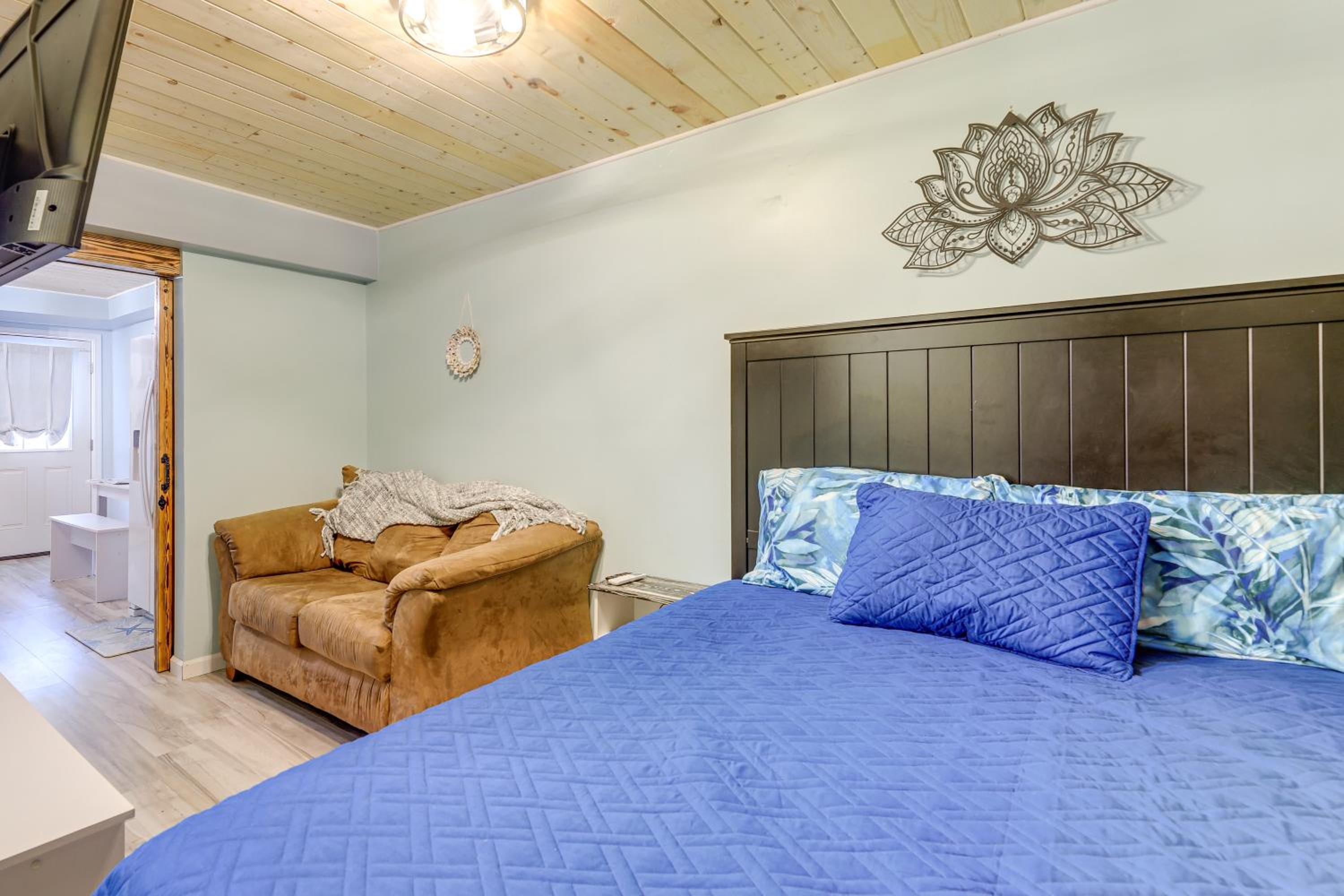 12 Mi to Beach! Cozy Cove with Patio in Newport