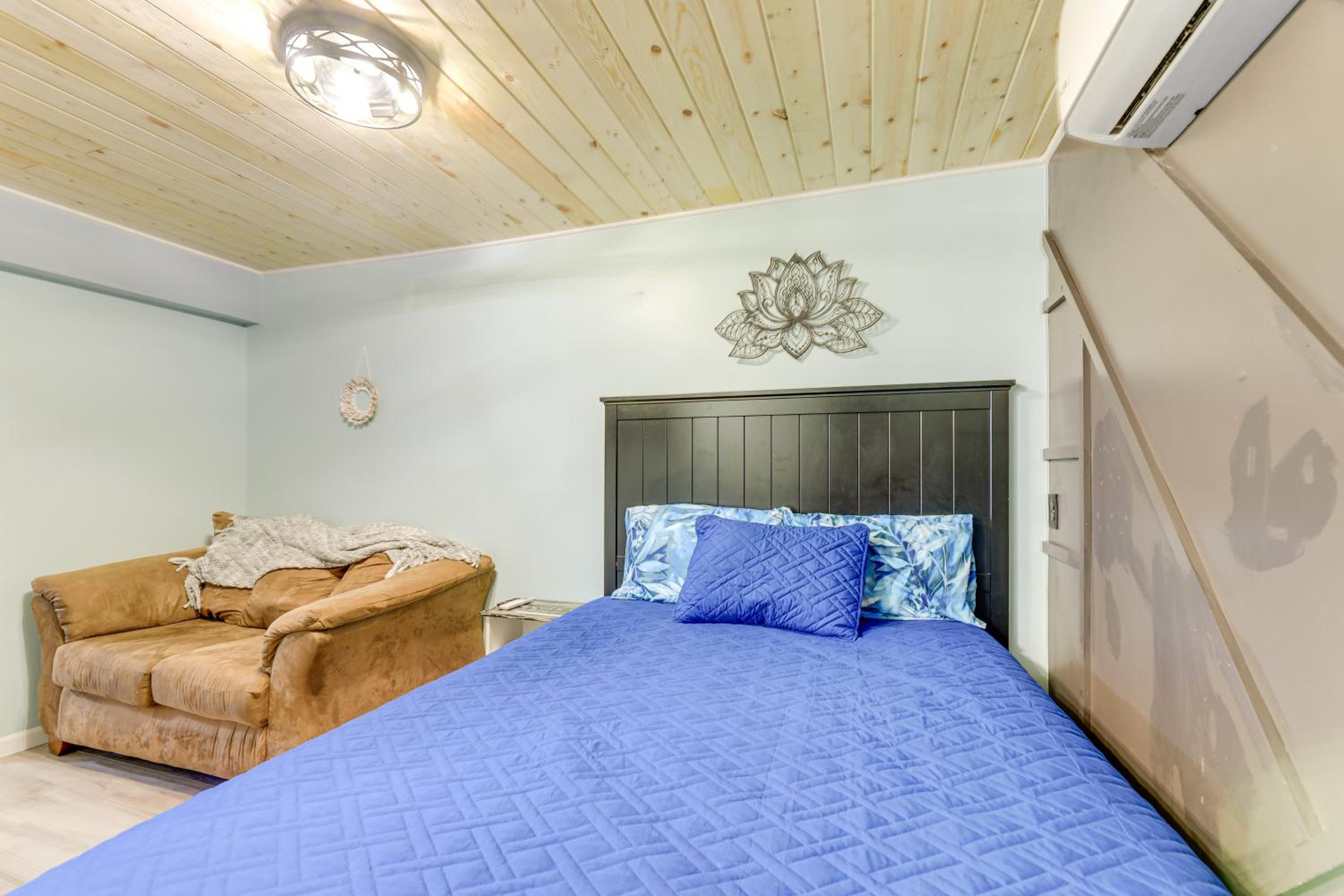 12 Mi to Beach! Cozy Cove with Patio in Newport
