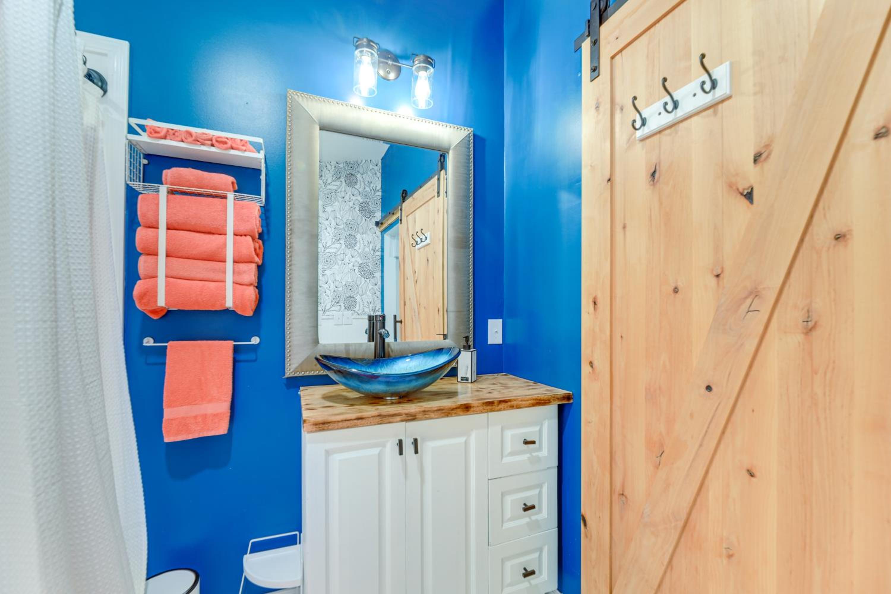 12 Mi to Beach! Cozy Cove with Patio in Newport