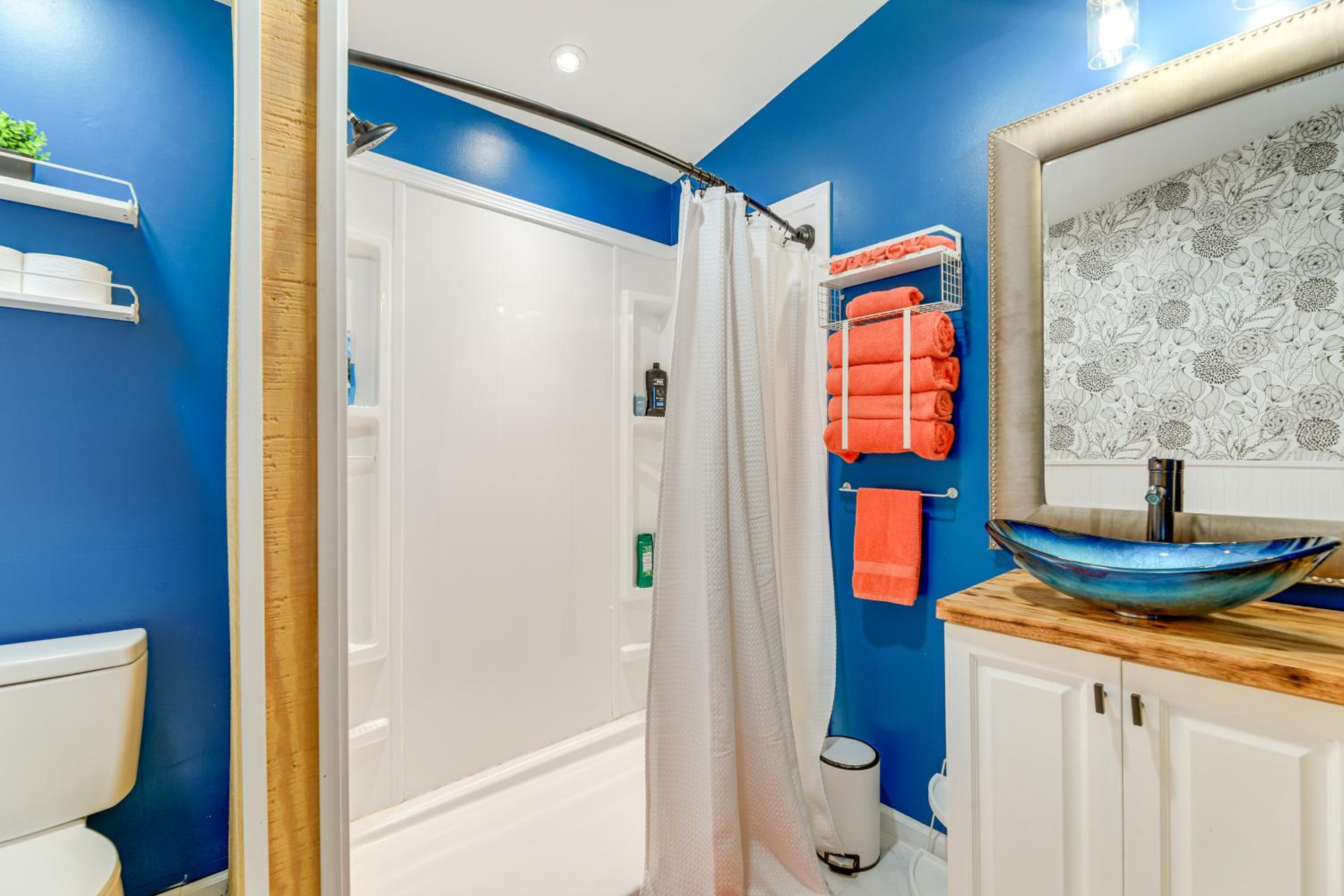 12 Mi to Beach! Cozy Cove with Patio in Newport