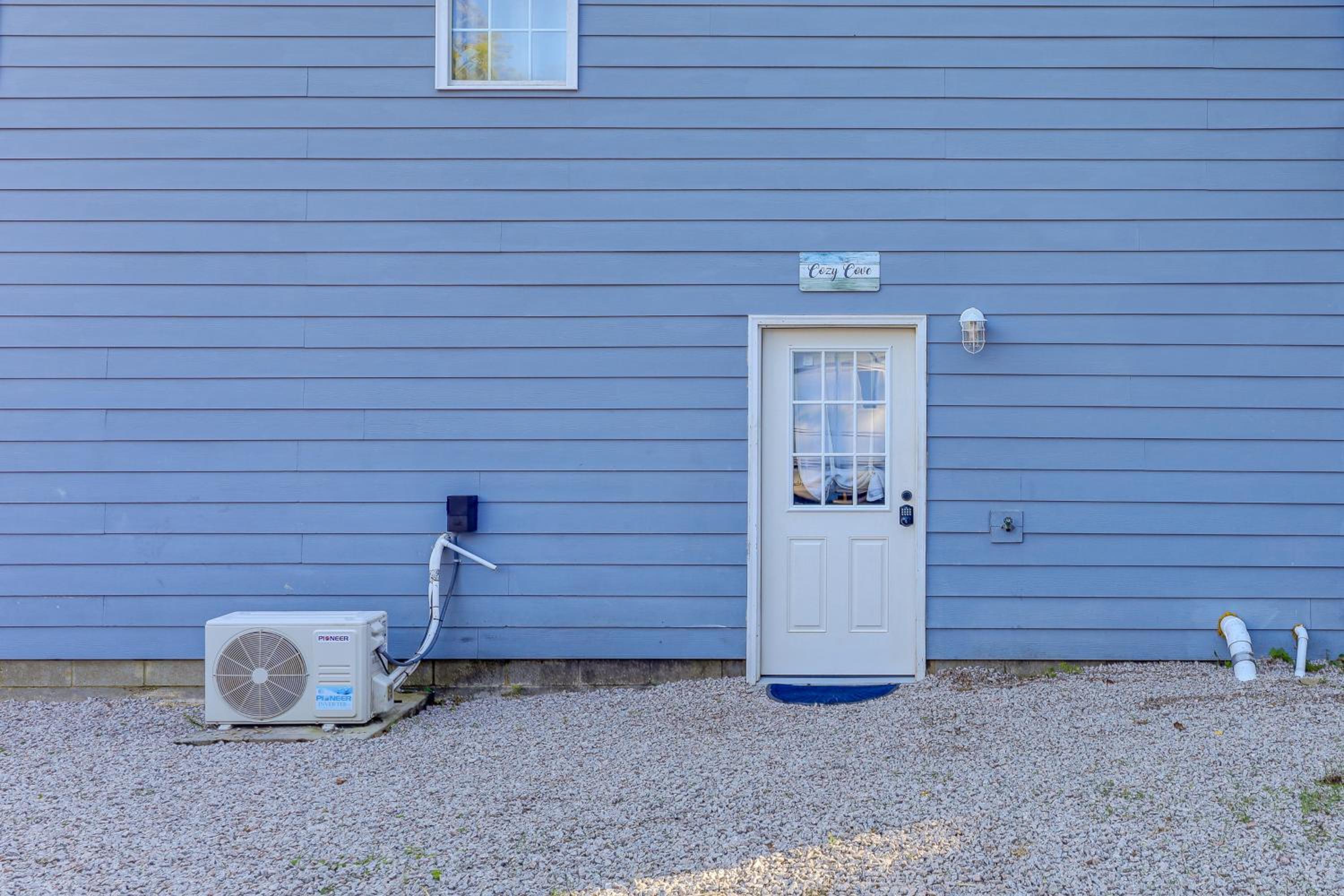 12 Mi to Beach! Cozy Cove with Patio in Newport