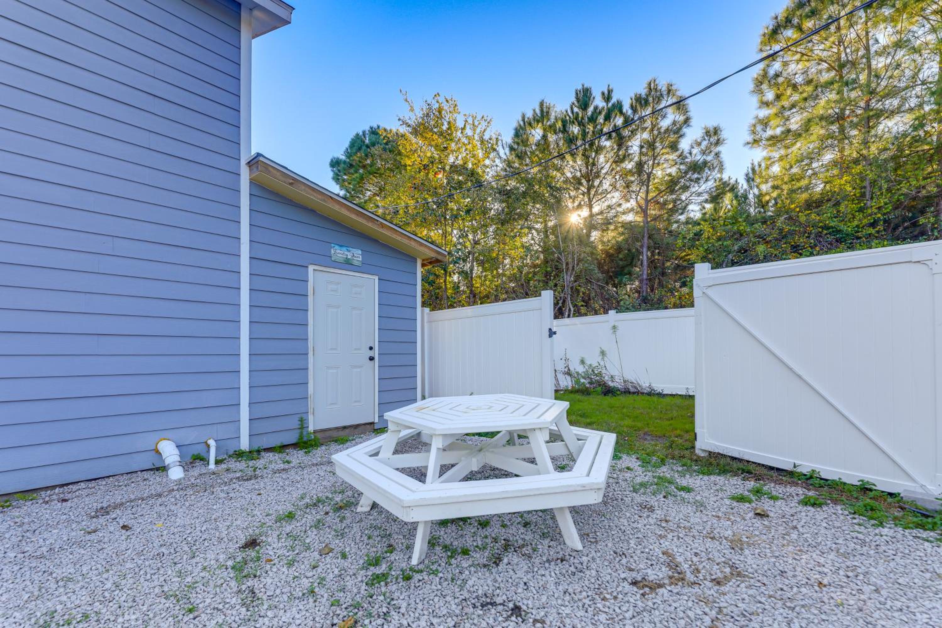 12 Mi to Beach! Cozy Cove with Patio in Newport