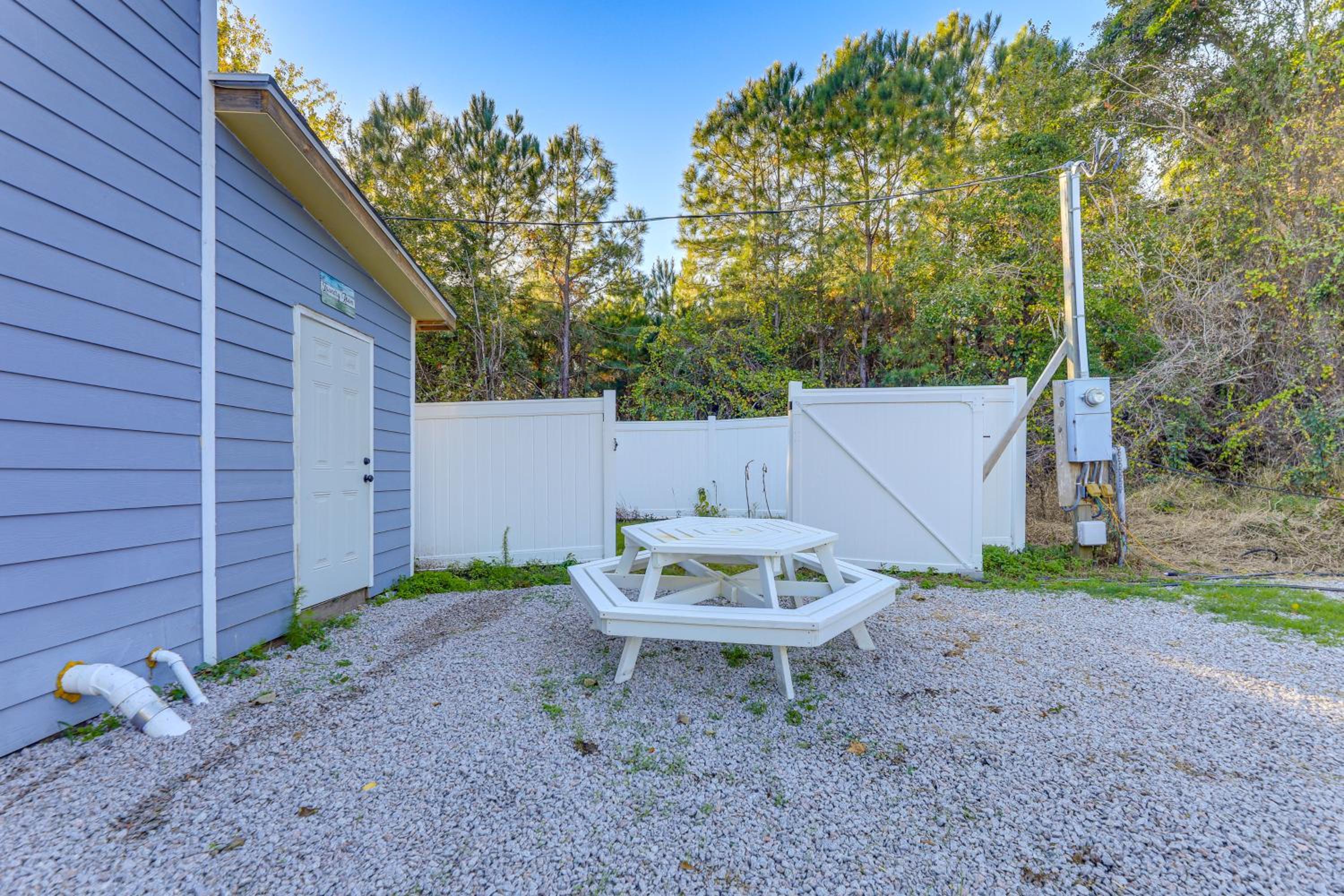 12 Mi to Beach! Cozy Cove with Patio in Newport