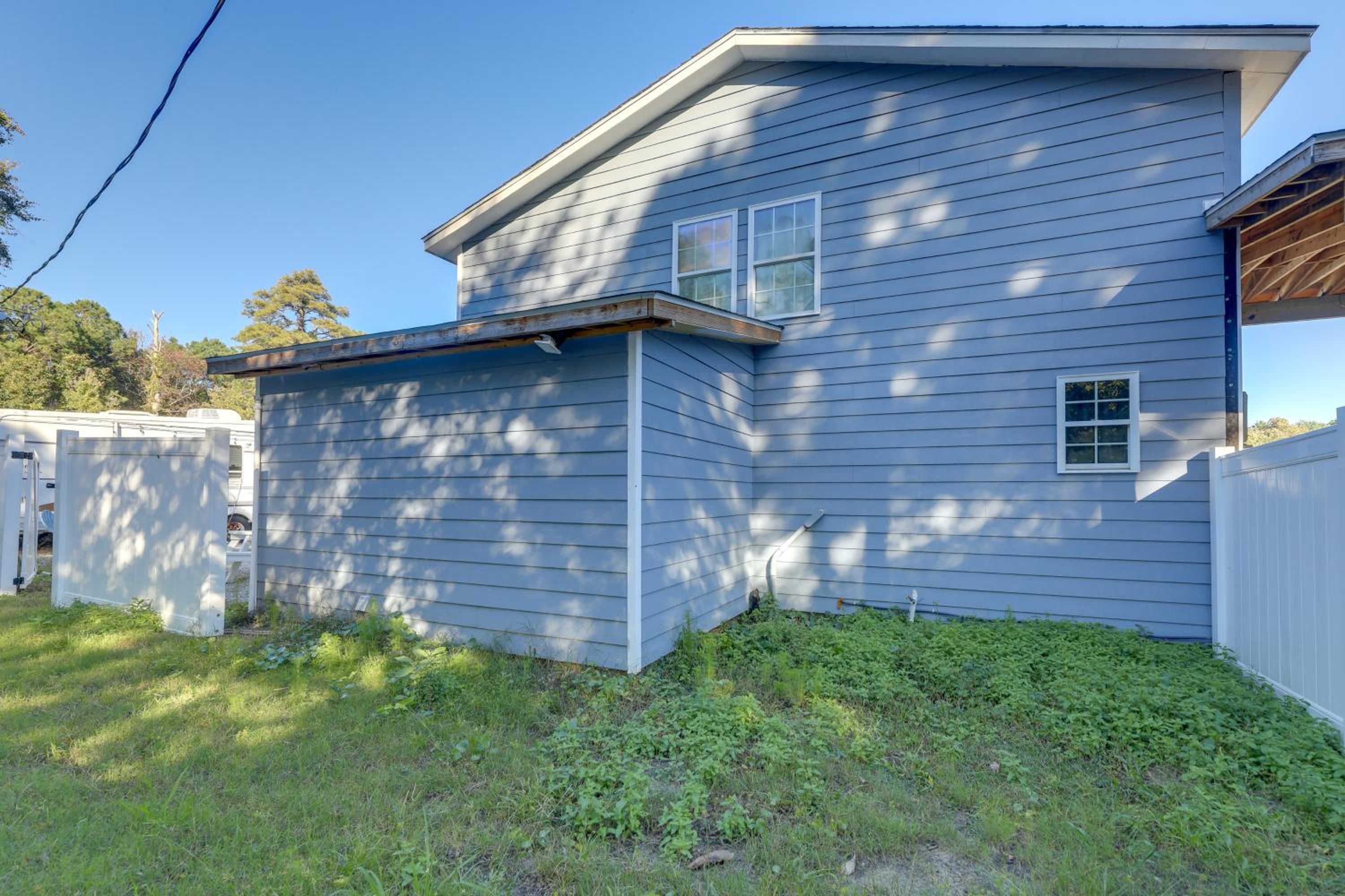 12 Mi to Beach! Cozy Cove with Patio in Newport