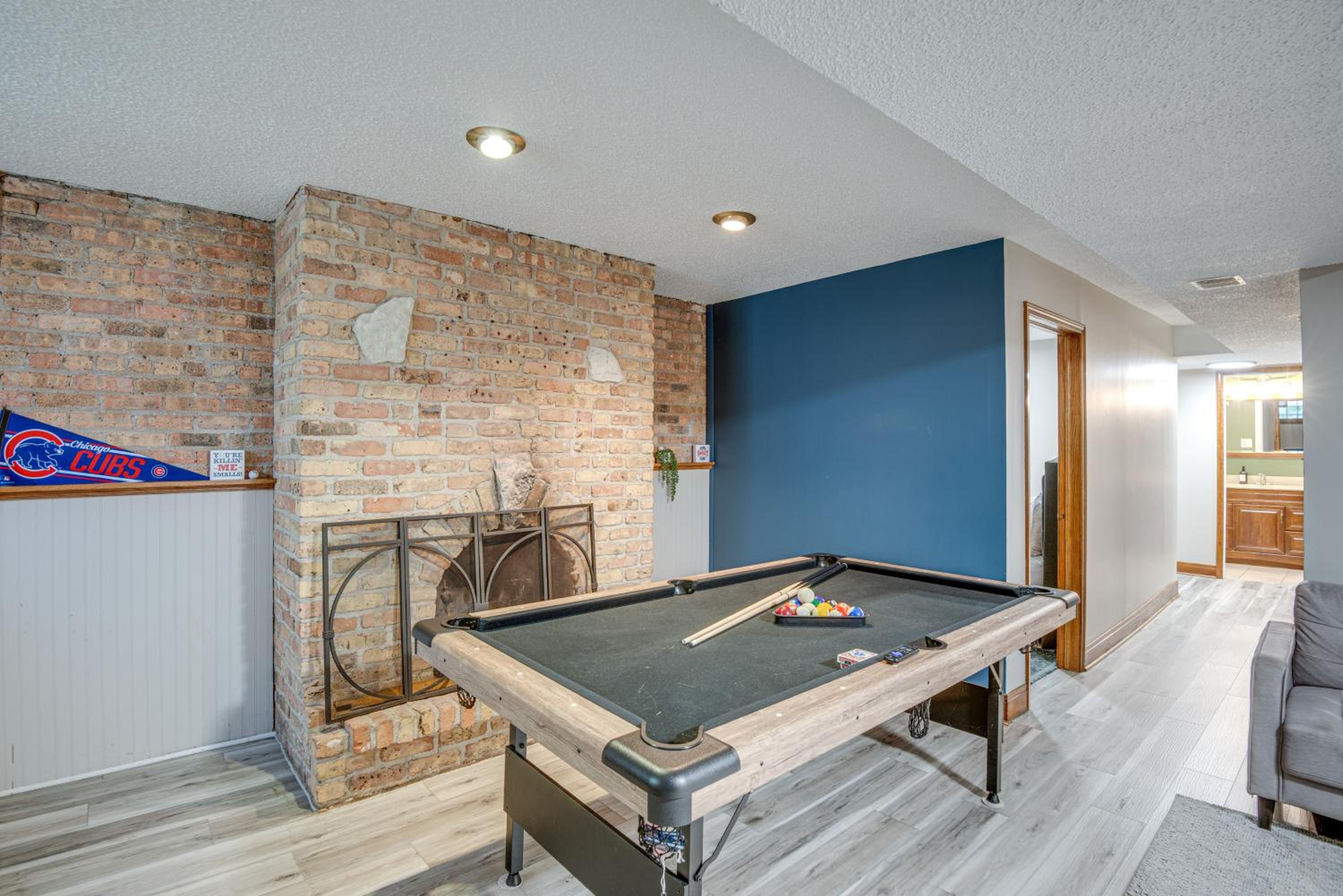 Pet-Friendly with Pool Table Walk to Wrigley Field