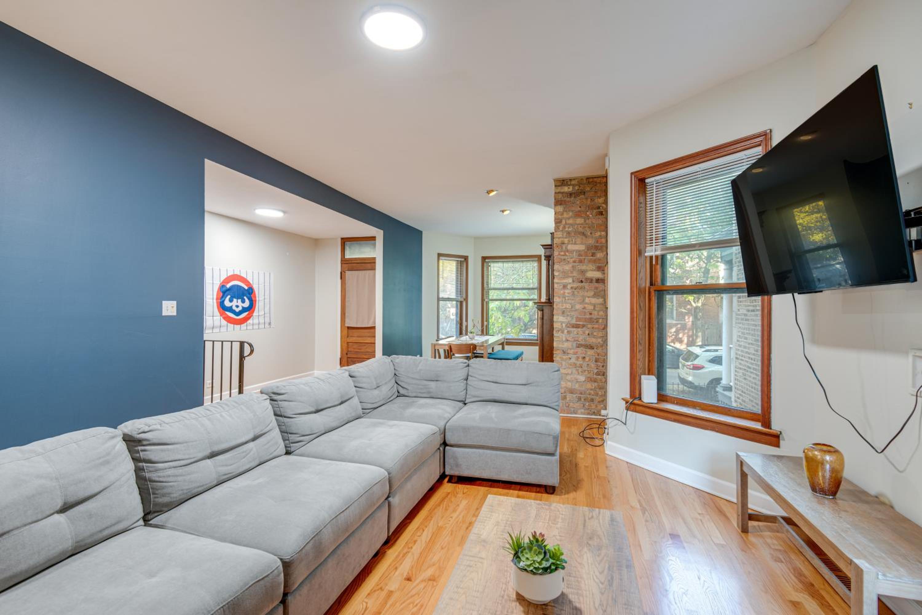 Pet-Friendly with Pool Table Walk to Wrigley Field