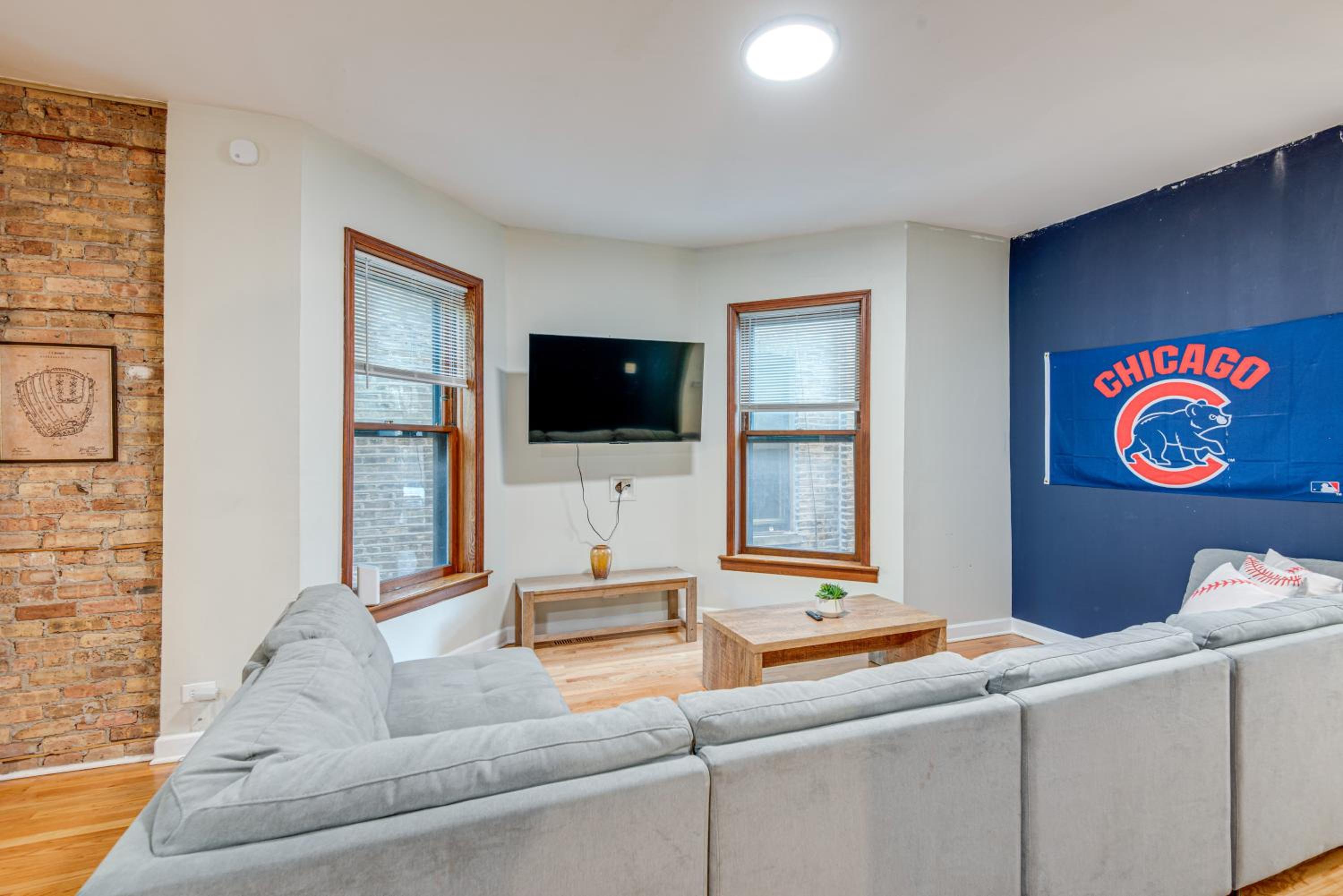 Pet-Friendly with Pool Table Walk to Wrigley Field