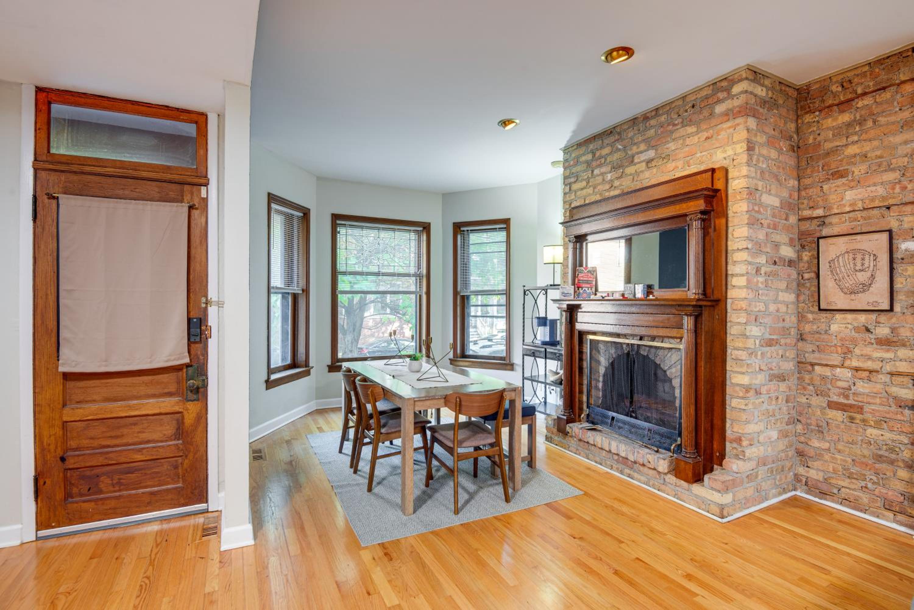Pet-Friendly with Pool Table Walk to Wrigley Field