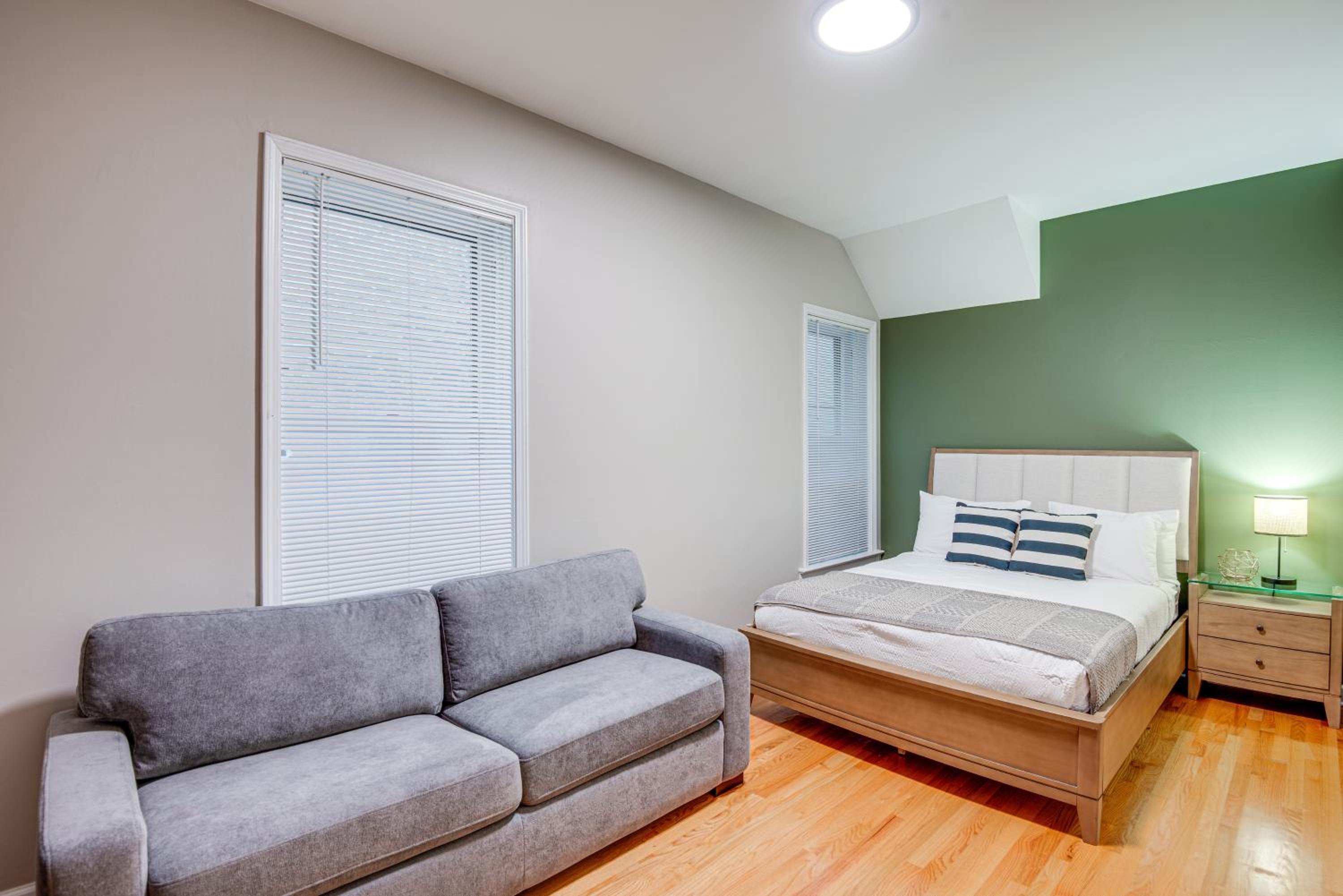Pet-Friendly with Pool Table Walk to Wrigley Field