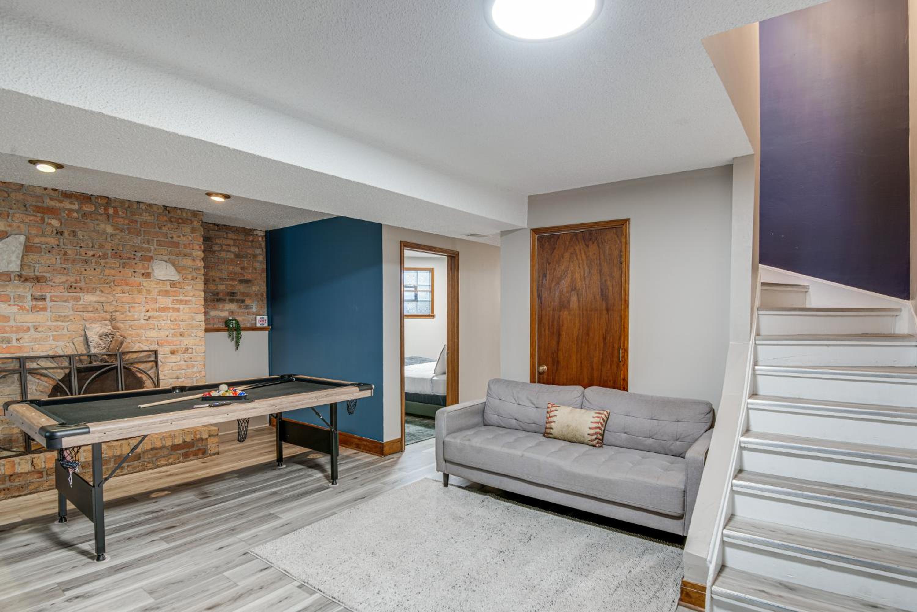 Pet-Friendly with Pool Table Walk to Wrigley Field