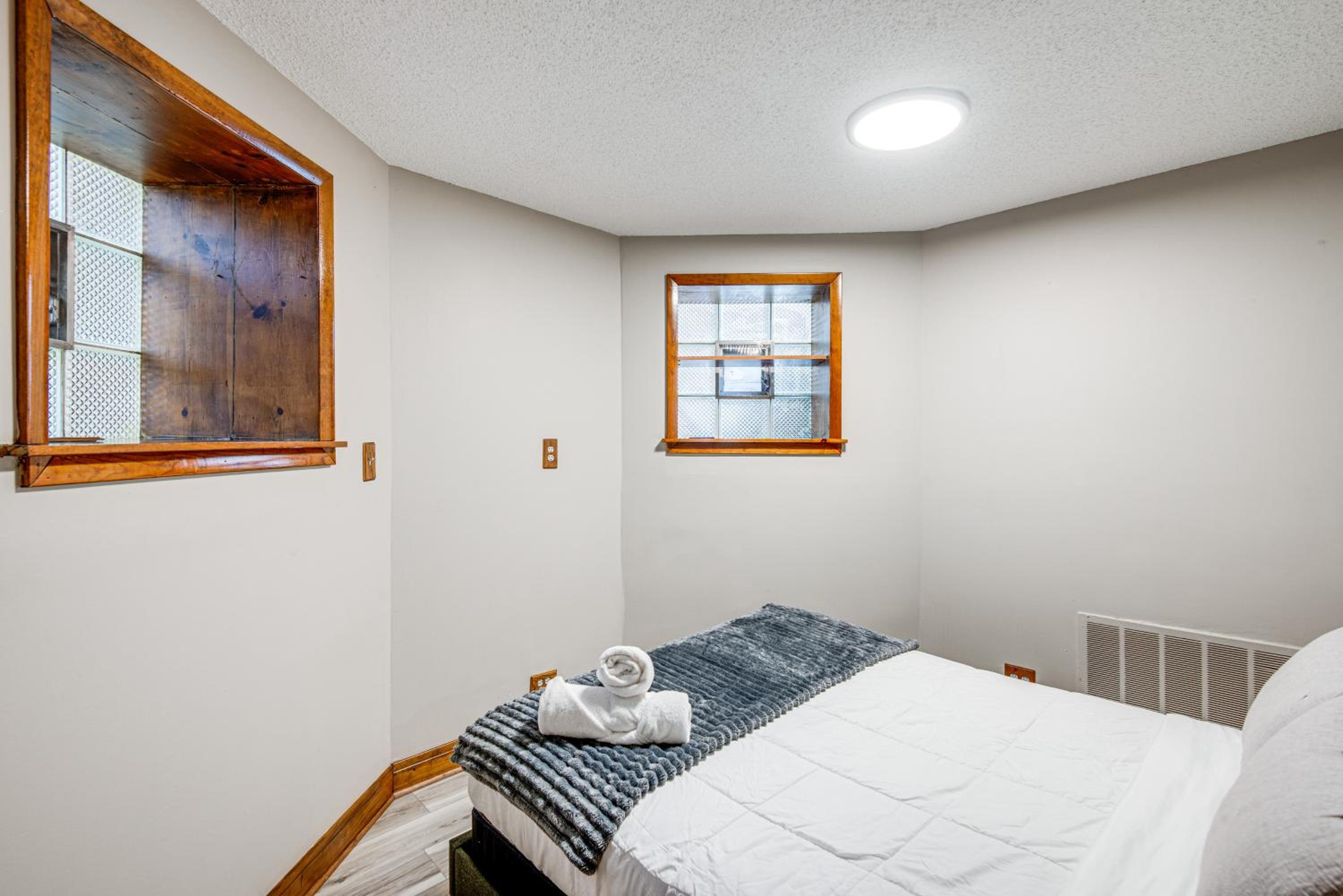 Pet-Friendly with Pool Table Walk to Wrigley Field