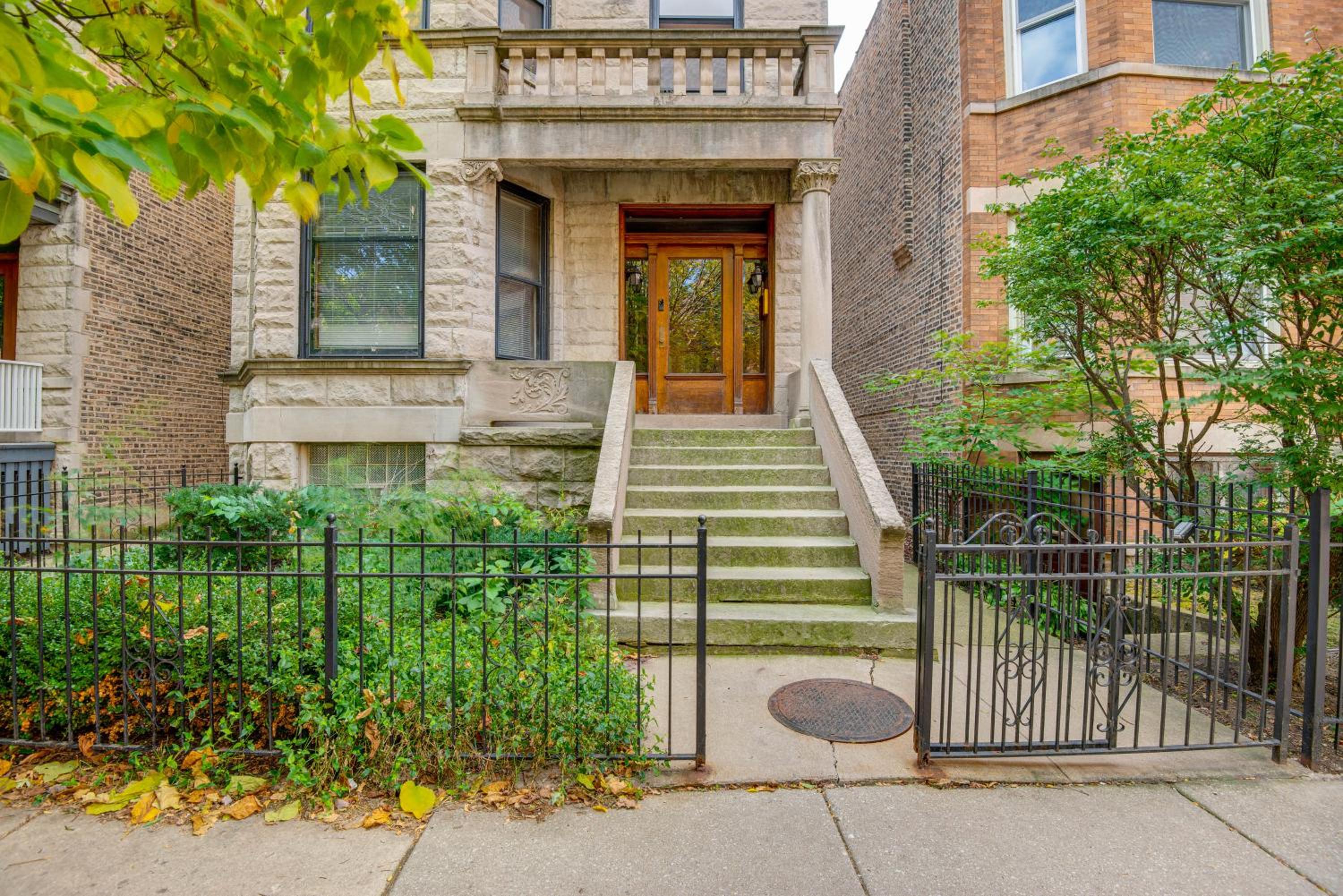 Pet-Friendly with Pool Table Walk to Wrigley Field