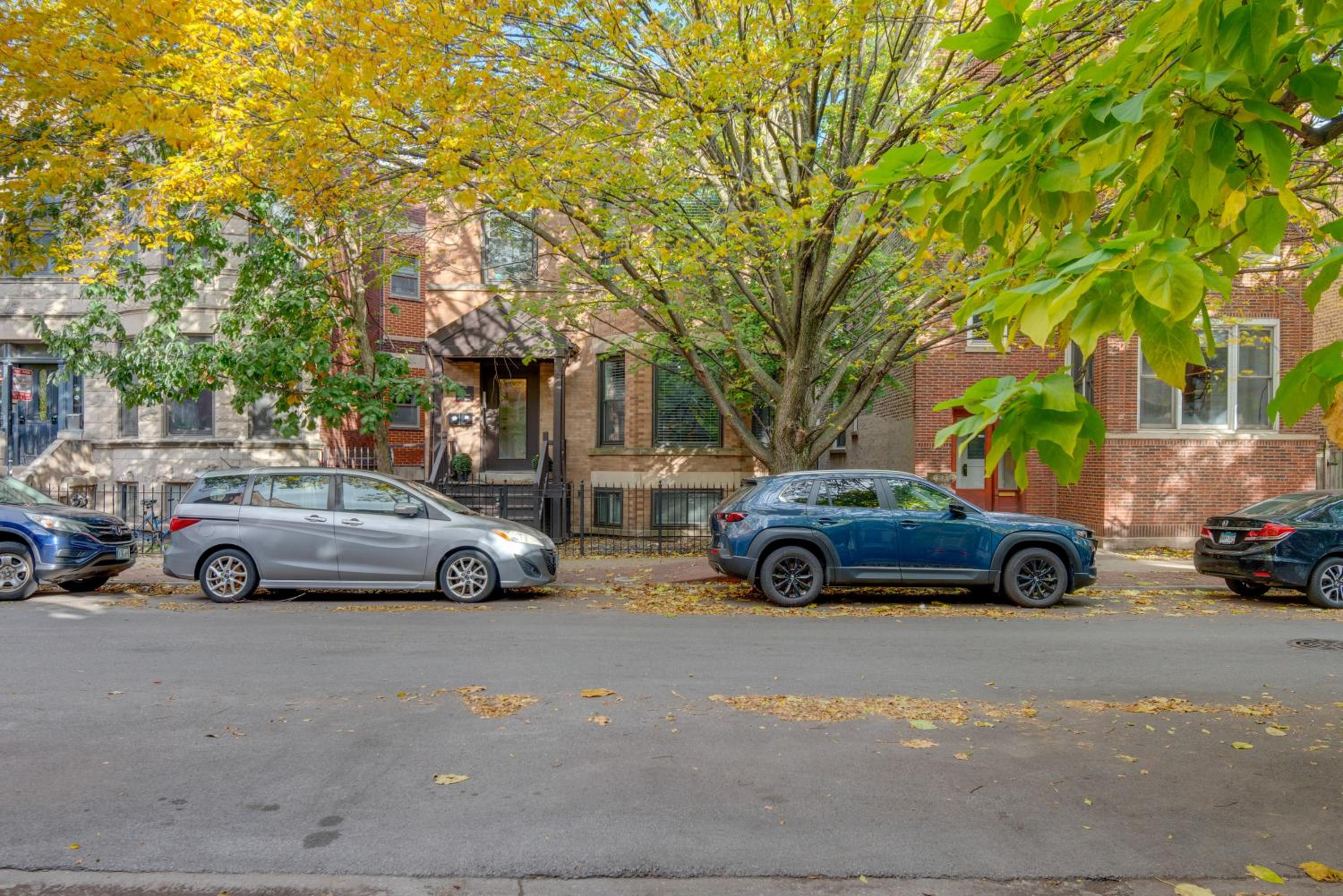 Pet-Friendly with Pool Table Walk to Wrigley Field