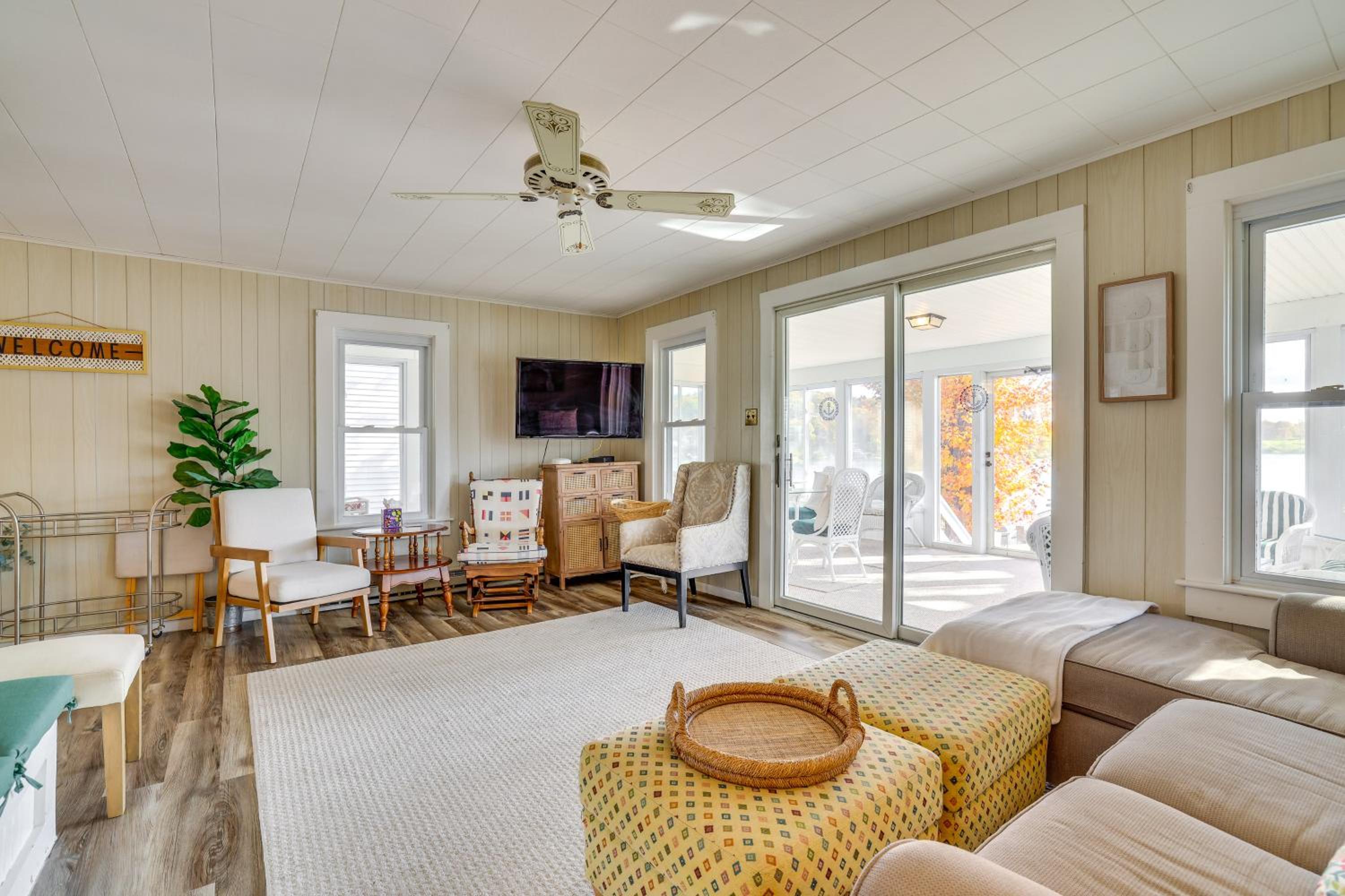 All-Season Getaway on Lake Winola Dock and Sunroom!