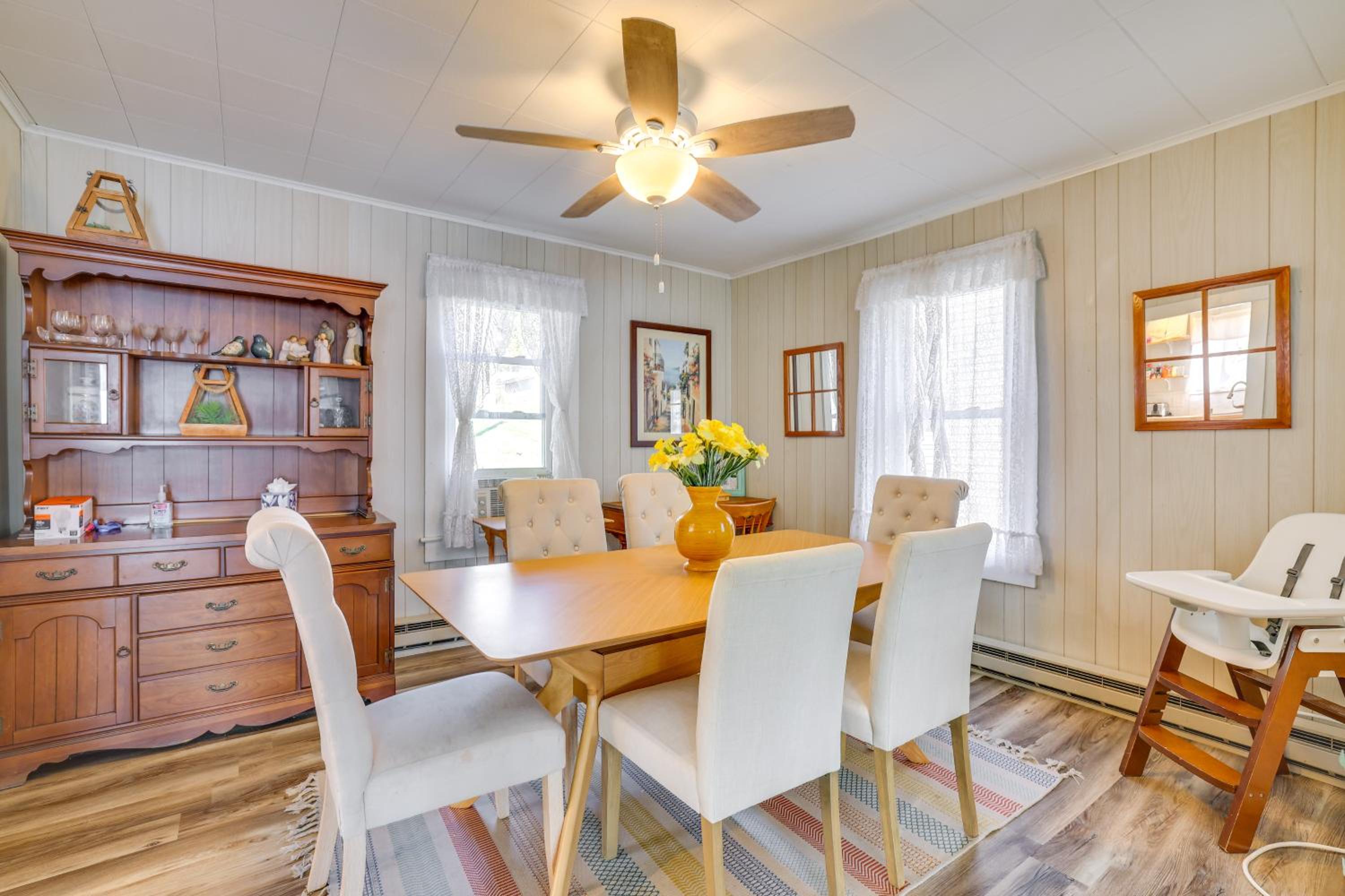 All-Season Getaway on Lake Winola Dock and Sunroom!