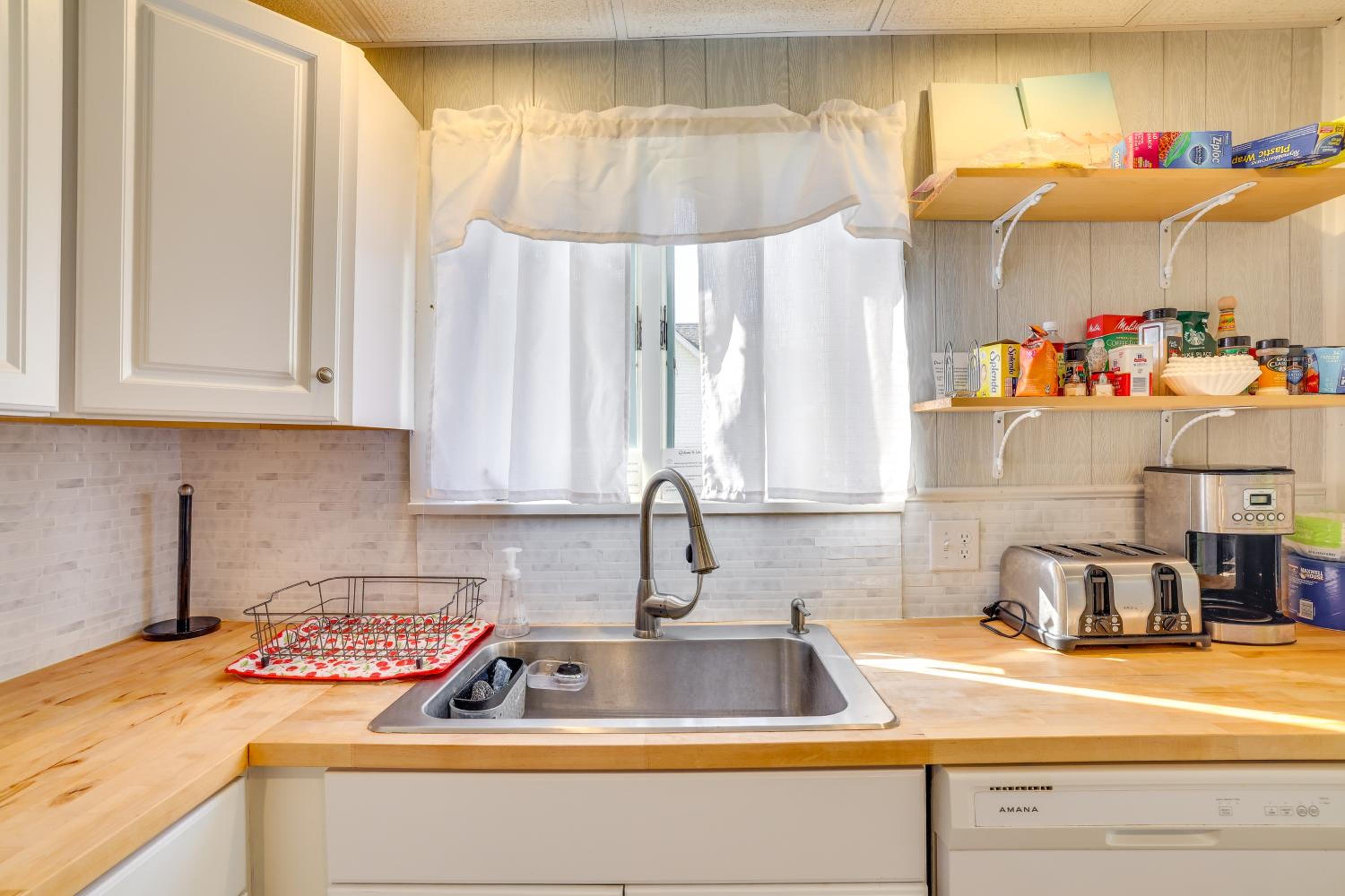 All-Season Getaway on Lake Winola Dock and Sunroom!