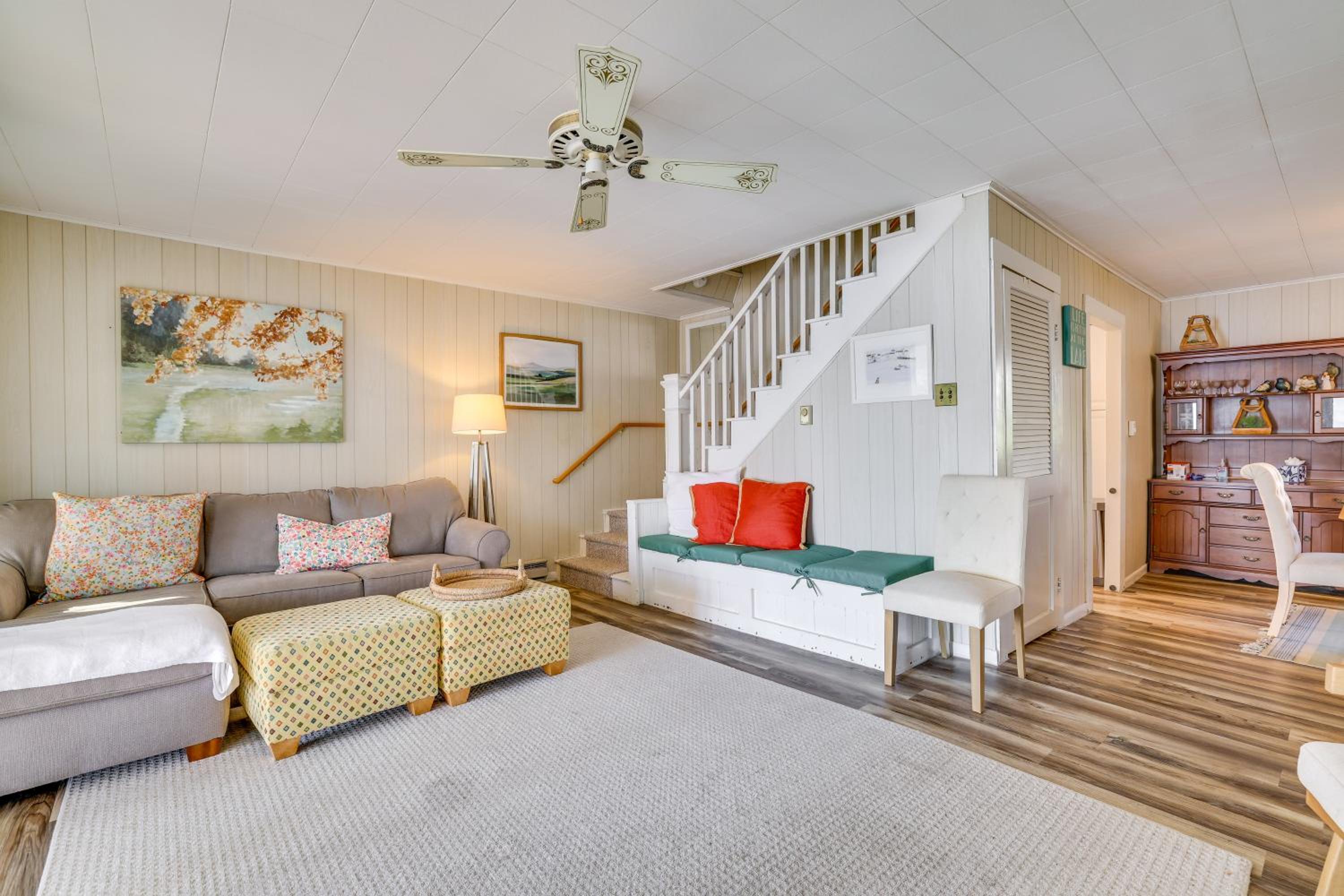 All-Season Getaway on Lake Winola Dock and Sunroom!