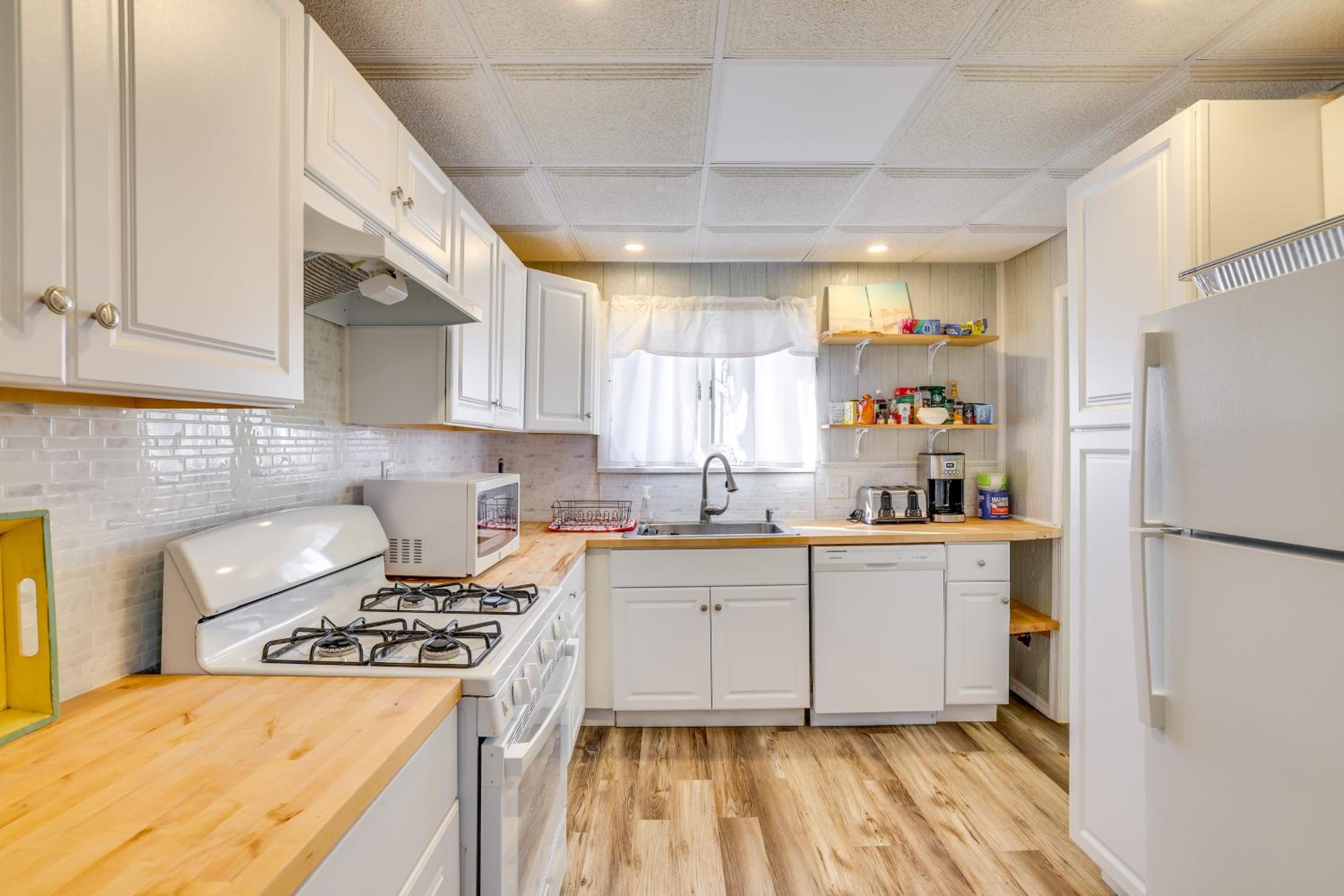 All-Season Getaway on Lake Winola Dock and Sunroom!