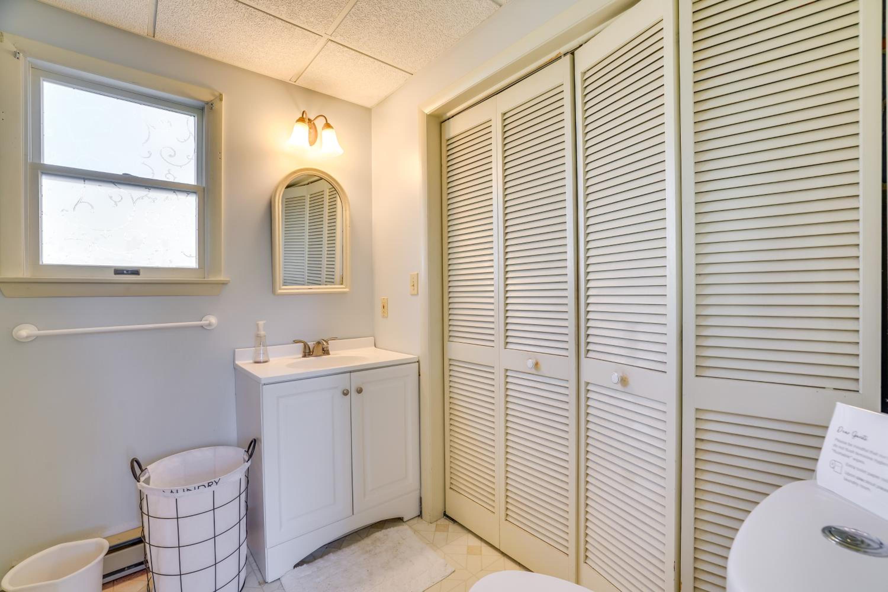 All-Season Getaway on Lake Winola Dock and Sunroom!