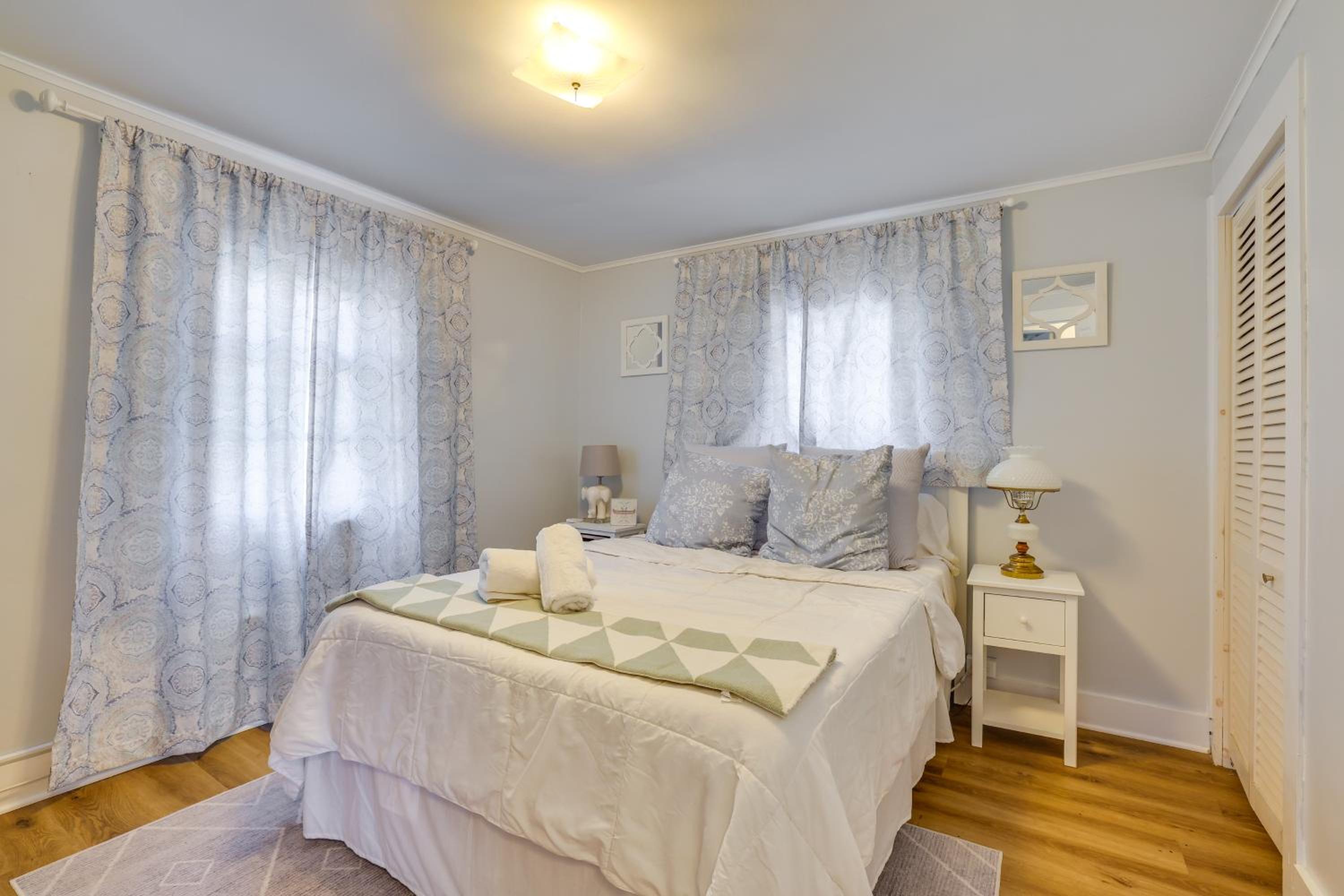 All-Season Getaway on Lake Winola Dock and Sunroom!
