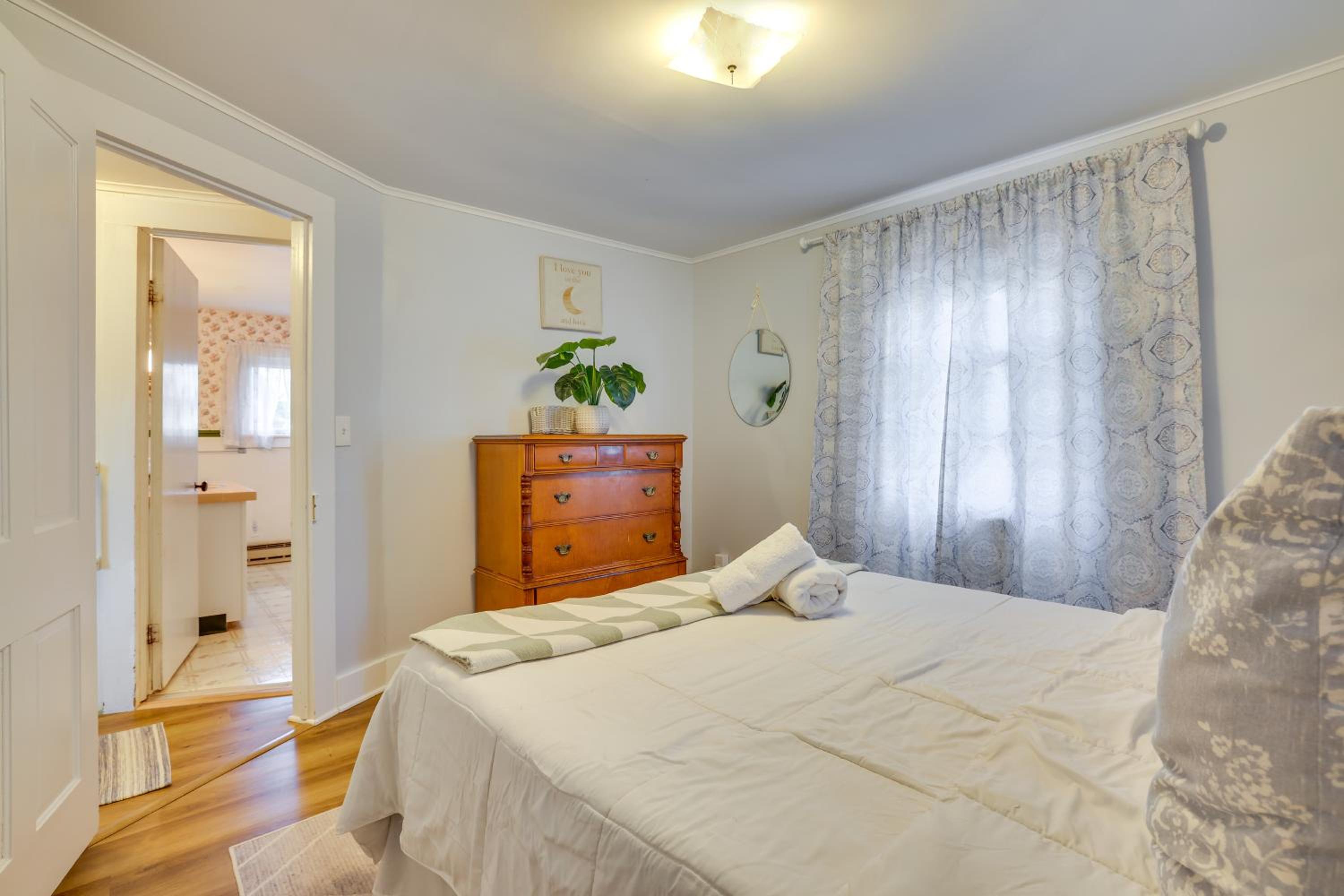 All-Season Getaway on Lake Winola Dock and Sunroom!