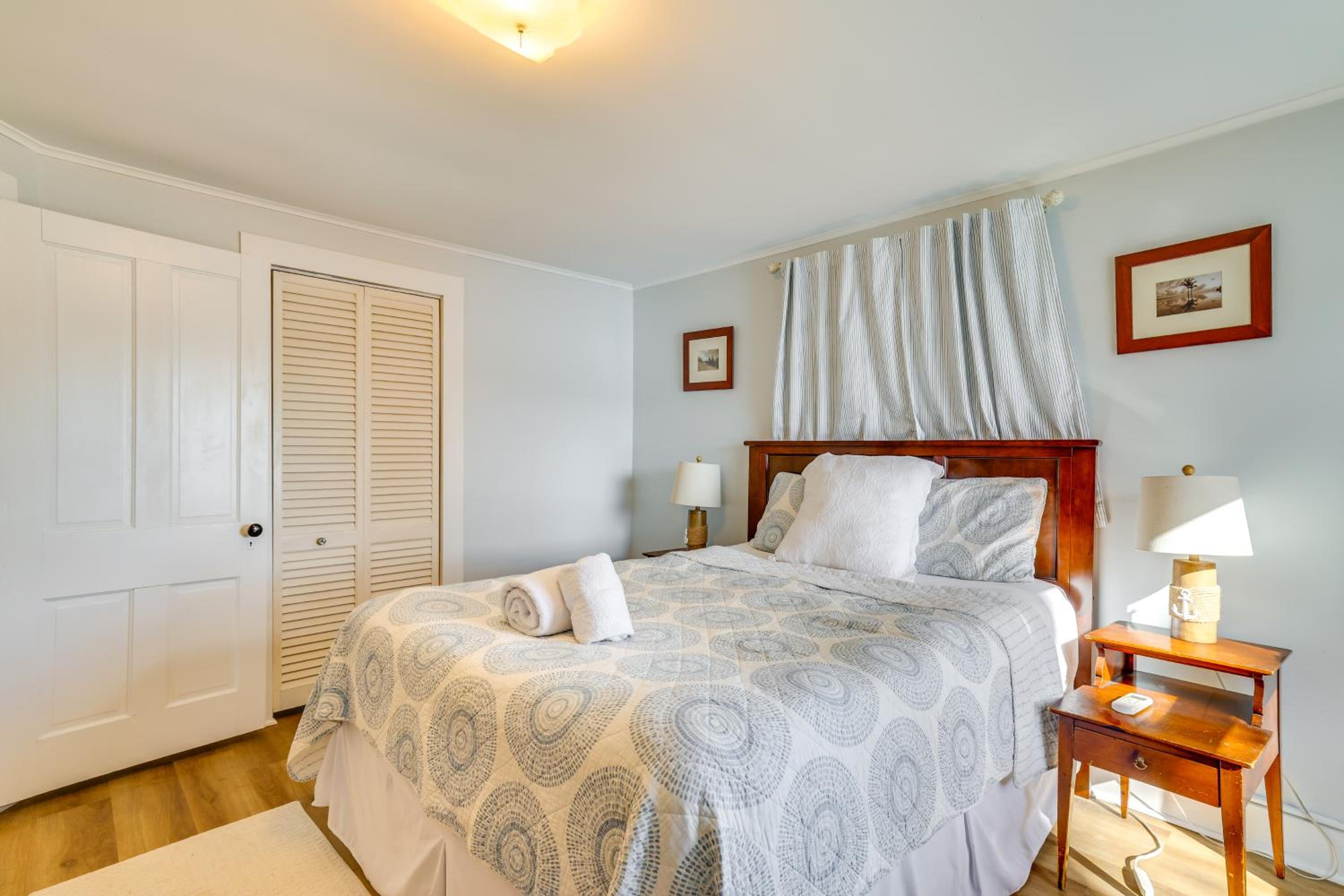 All-Season Getaway on Lake Winola Dock and Sunroom!